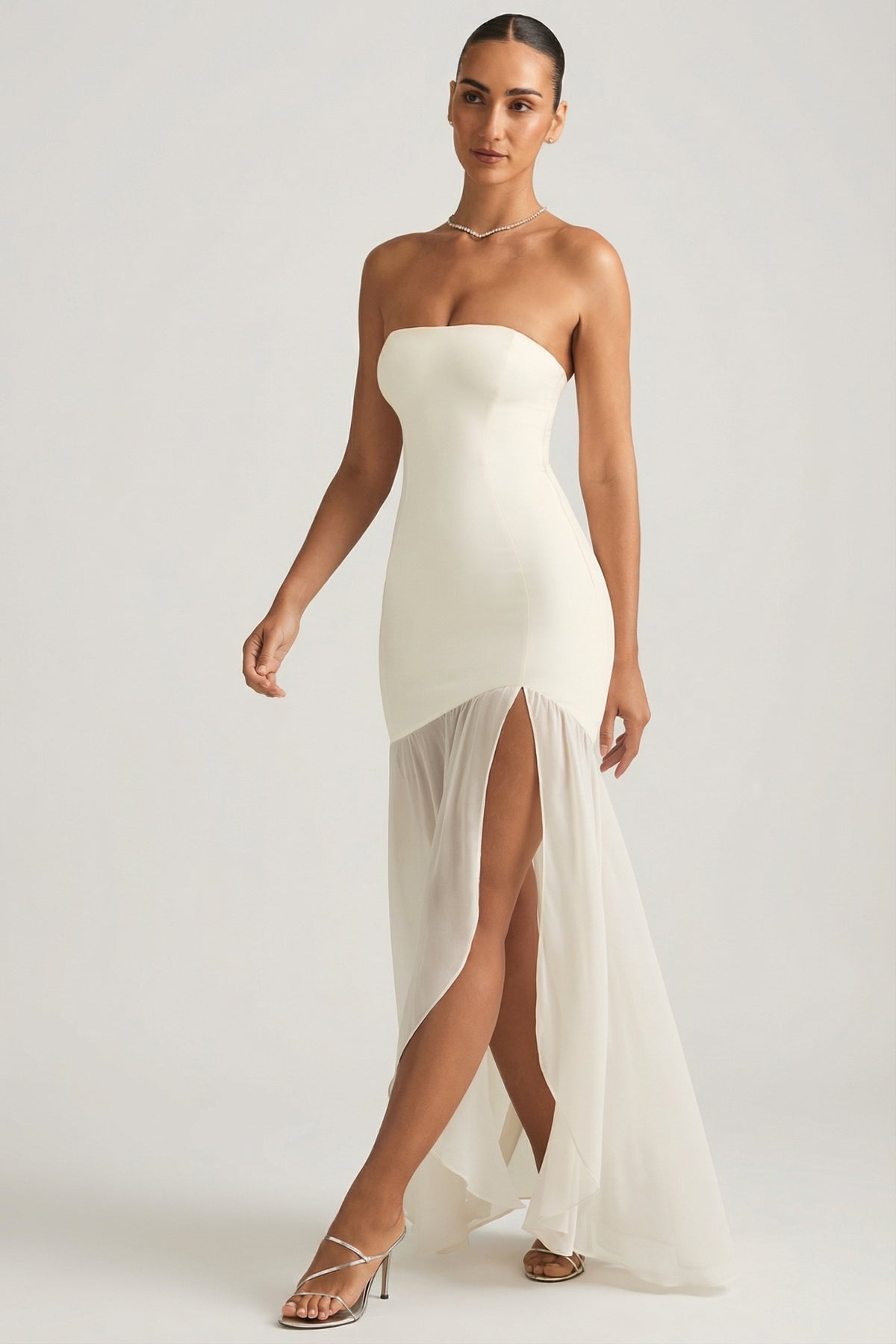 ⁣⁢Asymmetrisches trägerloses Fishtail-Maxikleid in Elfenbein⁤⁣