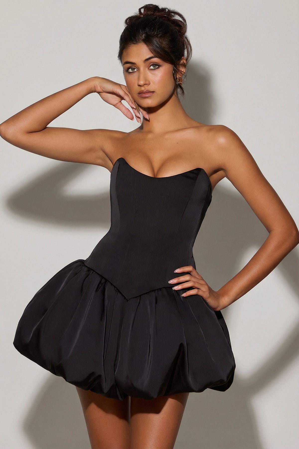 ⁣⁢Korsett-Mikrominikleid mit Schnürung und Ballonsaum in Schwarz⁤⁣