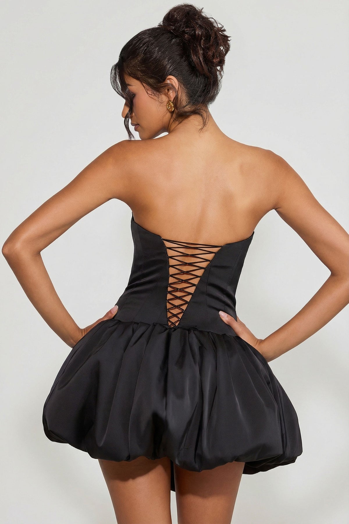 ⁣⁢Korsett-Mikrominikleid mit Schnürung und Ballonsaum in Schwarz⁤⁣