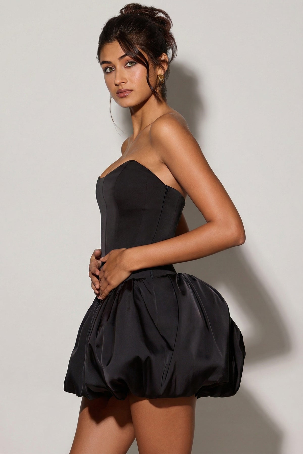 ⁣⁢Korsett-Mikrominikleid mit Schnürung und Ballonsaum in Schwarz⁤⁣