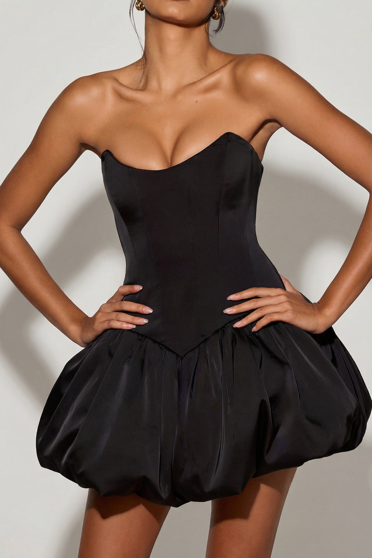 ⁣⁢Korsett-Mikrominikleid mit Schnürung und Ballonsaum in Schwarz⁤⁣