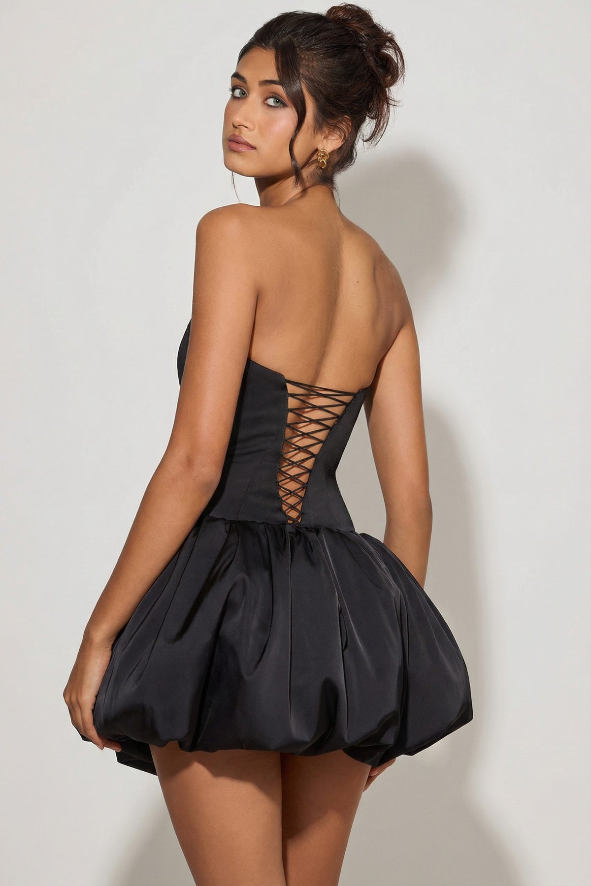 ⁣⁢Korsett-Mikrominikleid mit Schnürung und Ballonsaum in Schwarz⁤⁣