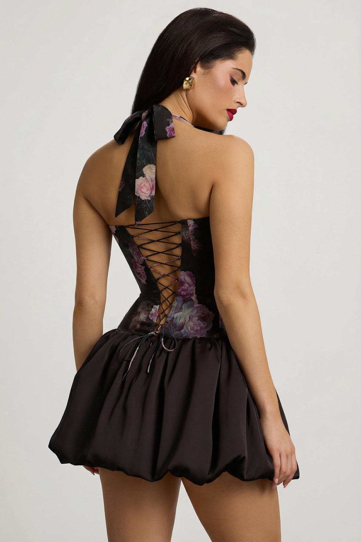 ⁣⁢Neckholder-Minikleid mit Schnürung und Ballonsaum im schwarzen Blumenmuster⁤⁣