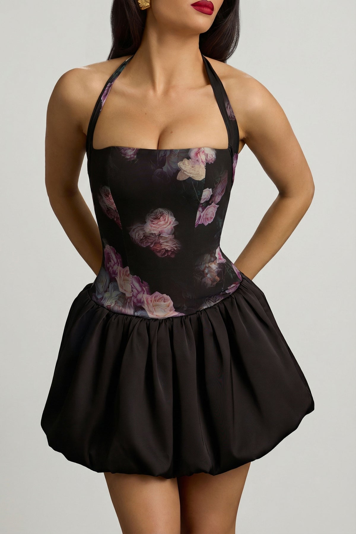 ⁣⁢Neckholder-Minikleid mit Schnürung und Ballonsaum im schwarzen Blumenmuster⁤⁣