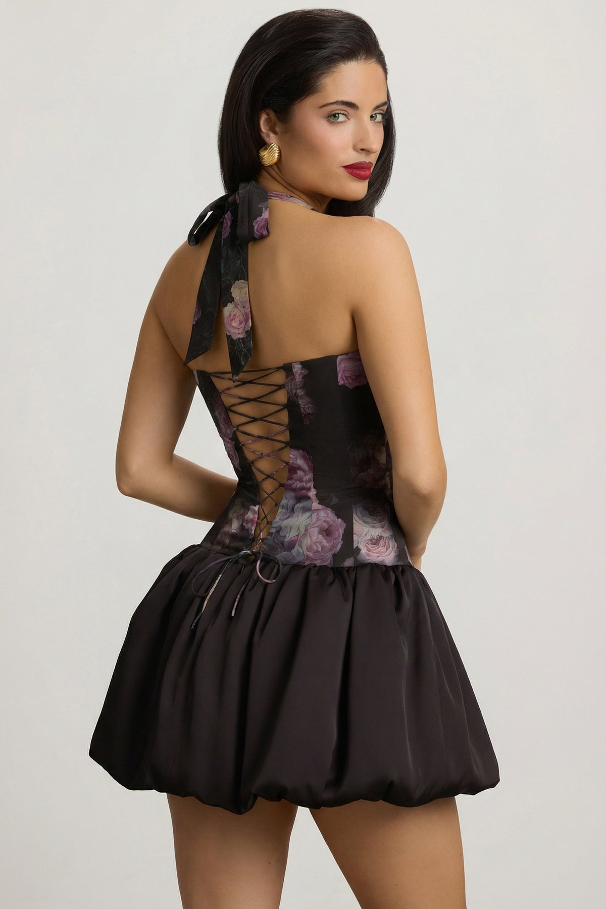 ⁣⁢Neckholder-Minikleid mit Schnürung und Ballonsaum im schwarzen Blumenmuster⁤⁣