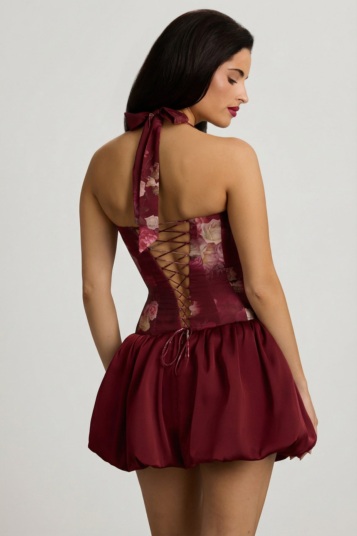 ⁣⁢Neckholder-Minikleid mit Schnürung und Ballonsaum im kastanienroten Blumenmuster⁤⁣