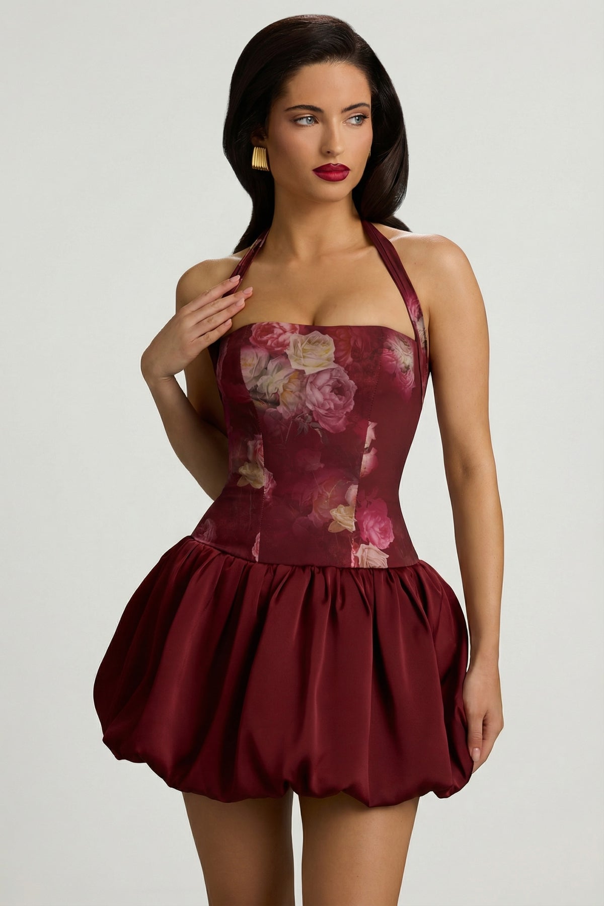 ⁣⁢Neckholder-Minikleid mit Schnürung und Ballonsaum im kastanienroten Blumenmuster⁤⁣