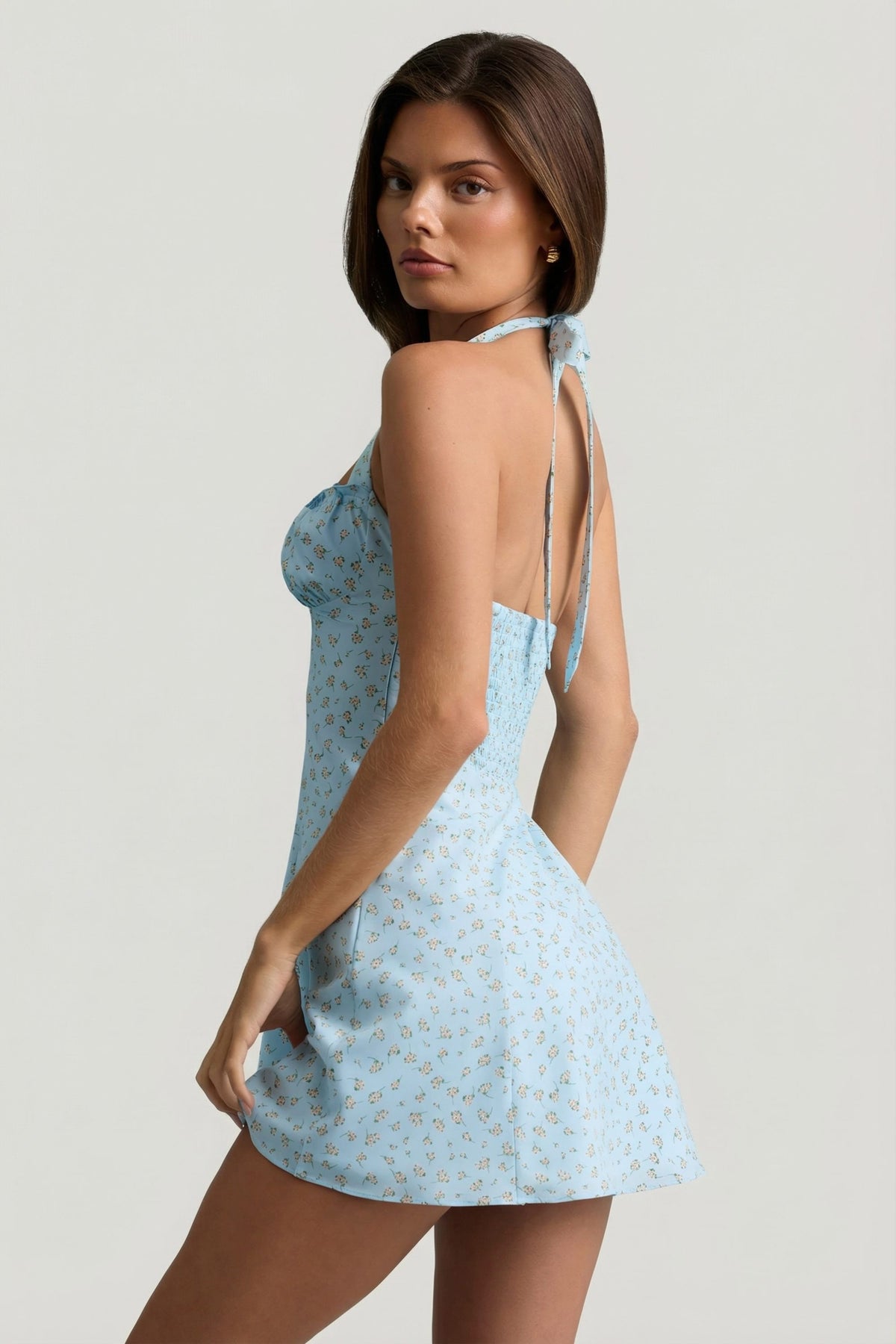 ⁣⁢Neckholder-Minikleid in A-Linie mit blauem Blumenmuster⁤⁣
