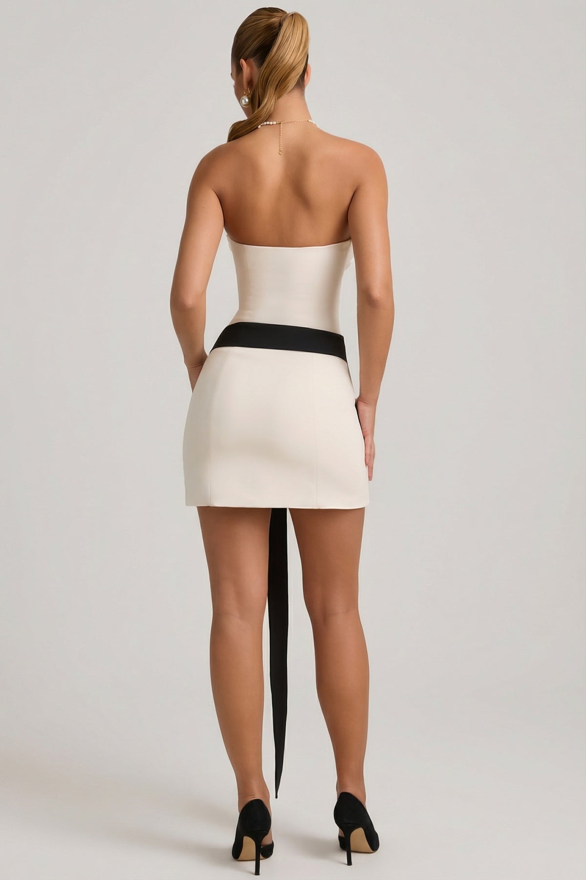 ⁣⁢Trägerloses A-Linien-Minikleid mit Schleifendetail in Elfenbein⁤⁣