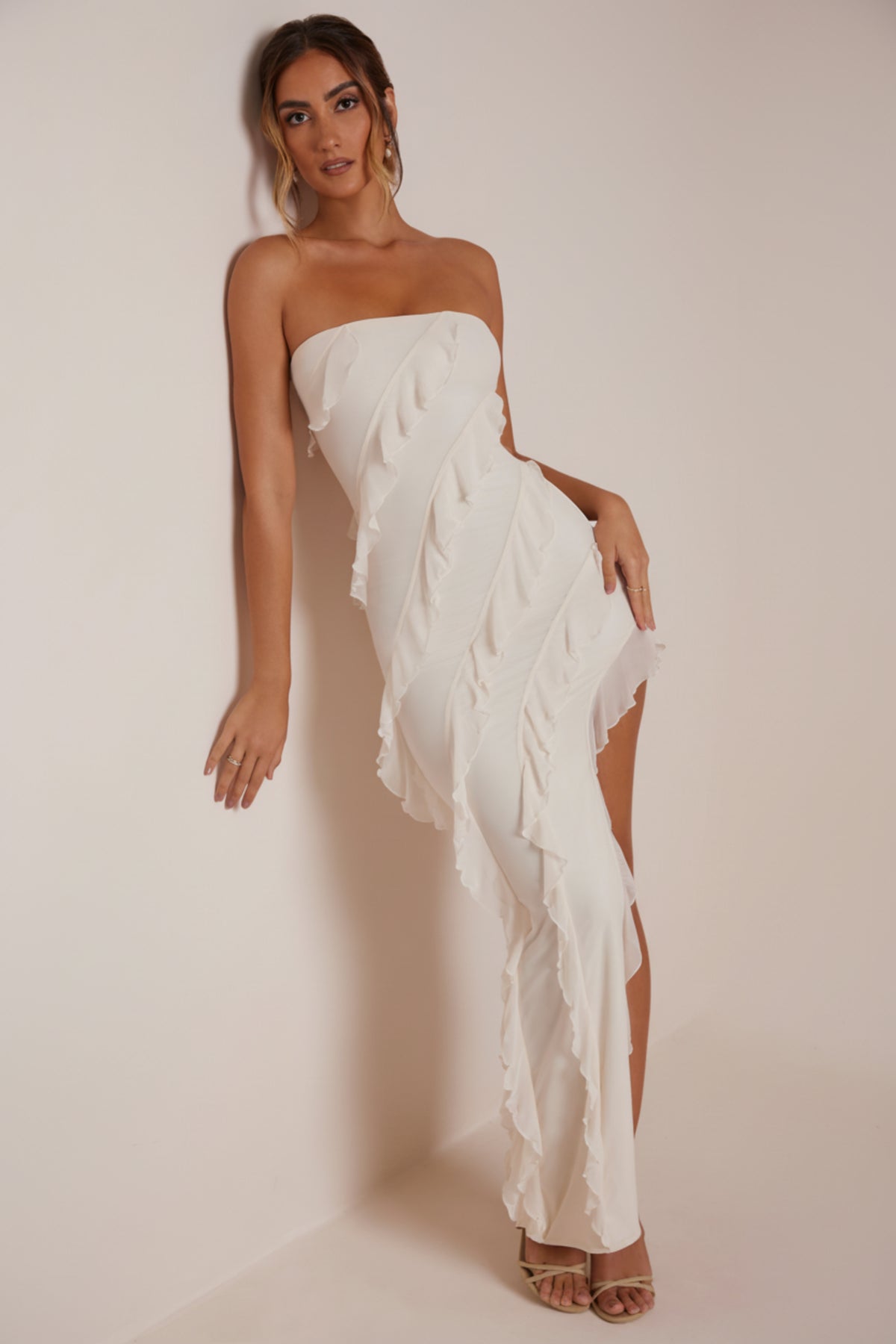 ⁣⁢Maxikleid mit Bandeau-Trägern und Rüschendetail in Ivory⁤⁣