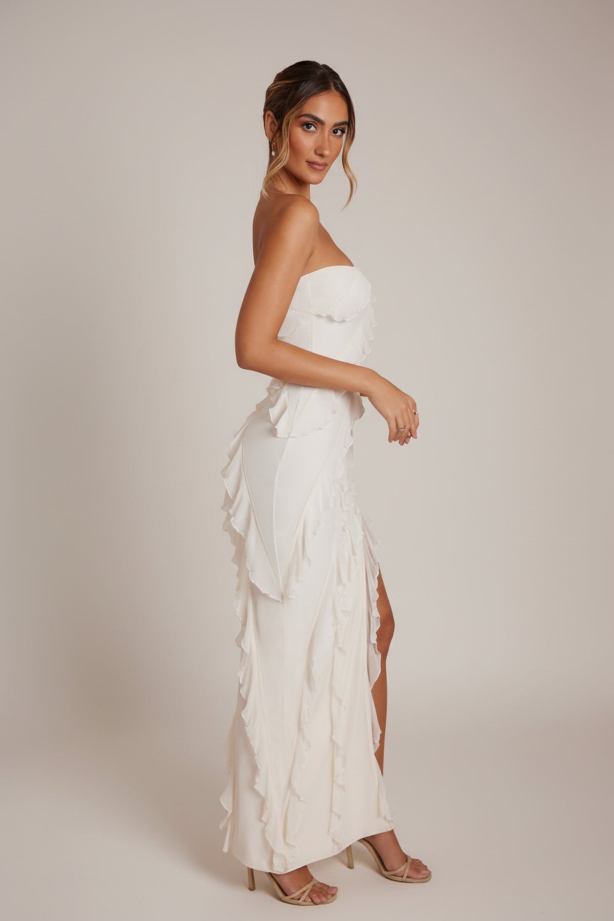 ⁣⁢Maxikleid mit Bandeau-Trägern und Rüschendetail in Ivory⁤⁣