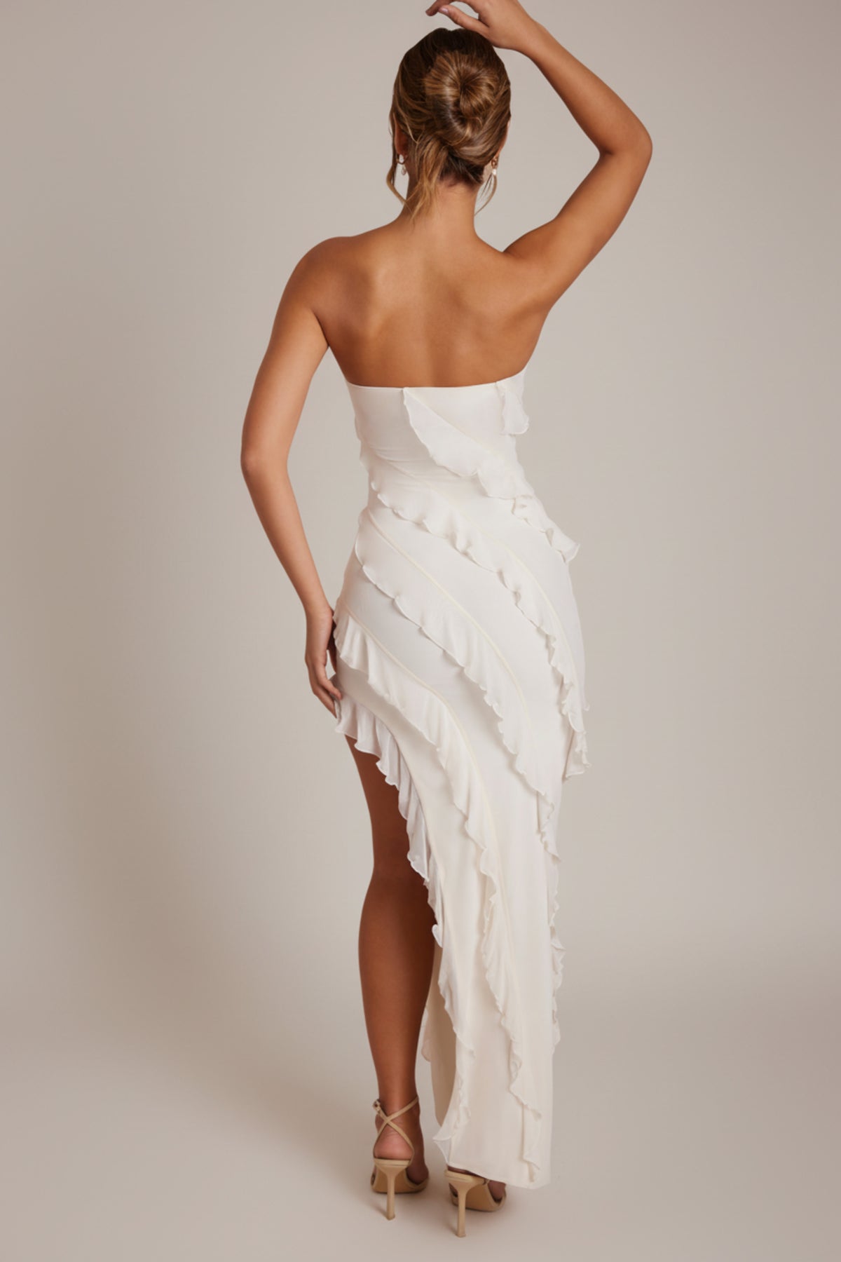 ⁣⁢Maxikleid mit Bandeau-Trägern und Rüschendetail in Ivory⁤⁣