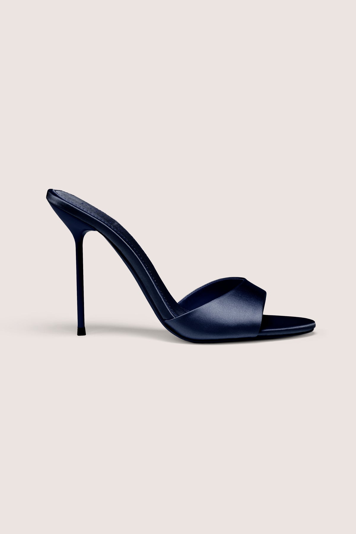 ⁣⁢Satin-Mule-Sandale mit Absatz in Mitternachtsblau⁤⁣