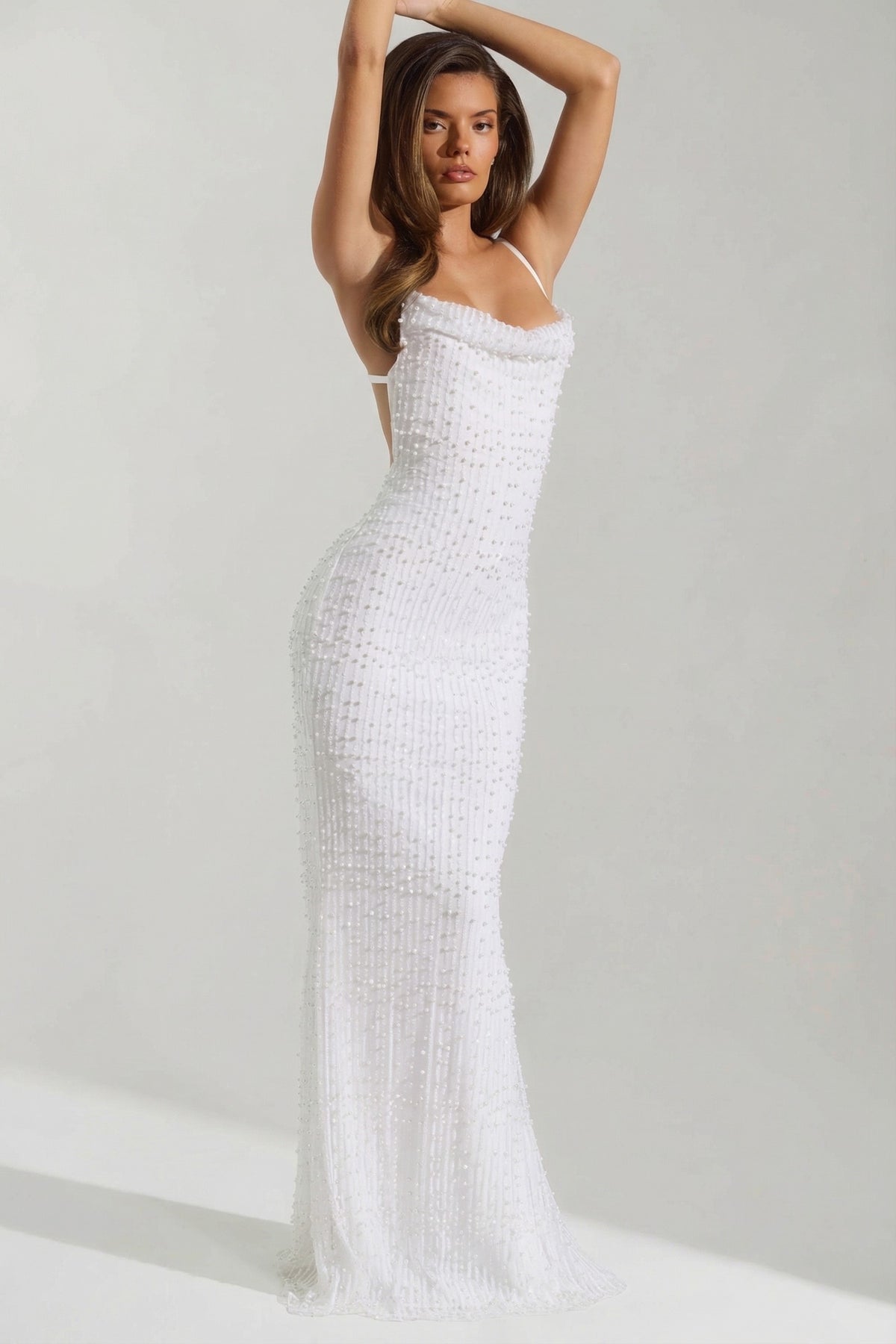 ⁣⁢Verziertes rückenfreies Maxikleid mit Wasserfallausschnitt in Weiß⁤⁣