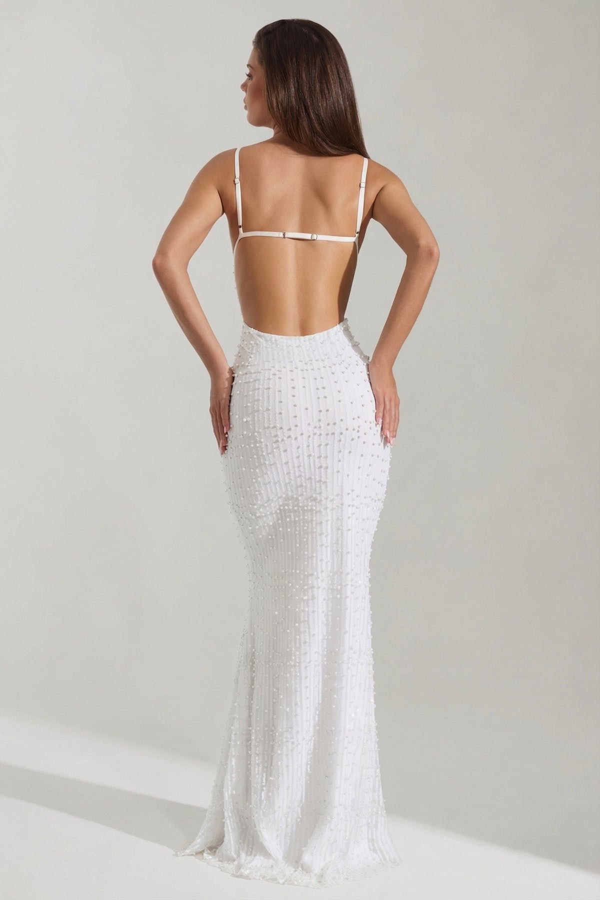 ⁣⁢Verziertes rückenfreies Maxikleid mit Wasserfallausschnitt in Weiß⁤⁣
