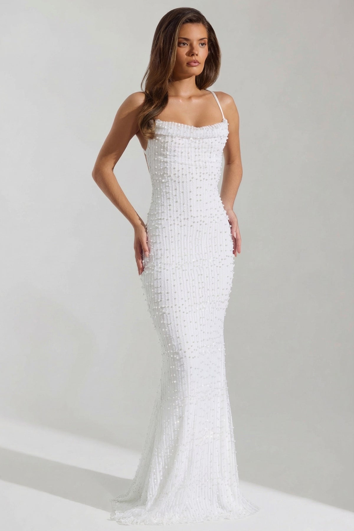 ⁣⁢Verziertes rückenfreies Maxikleid mit Wasserfallausschnitt in Weiß⁤⁣