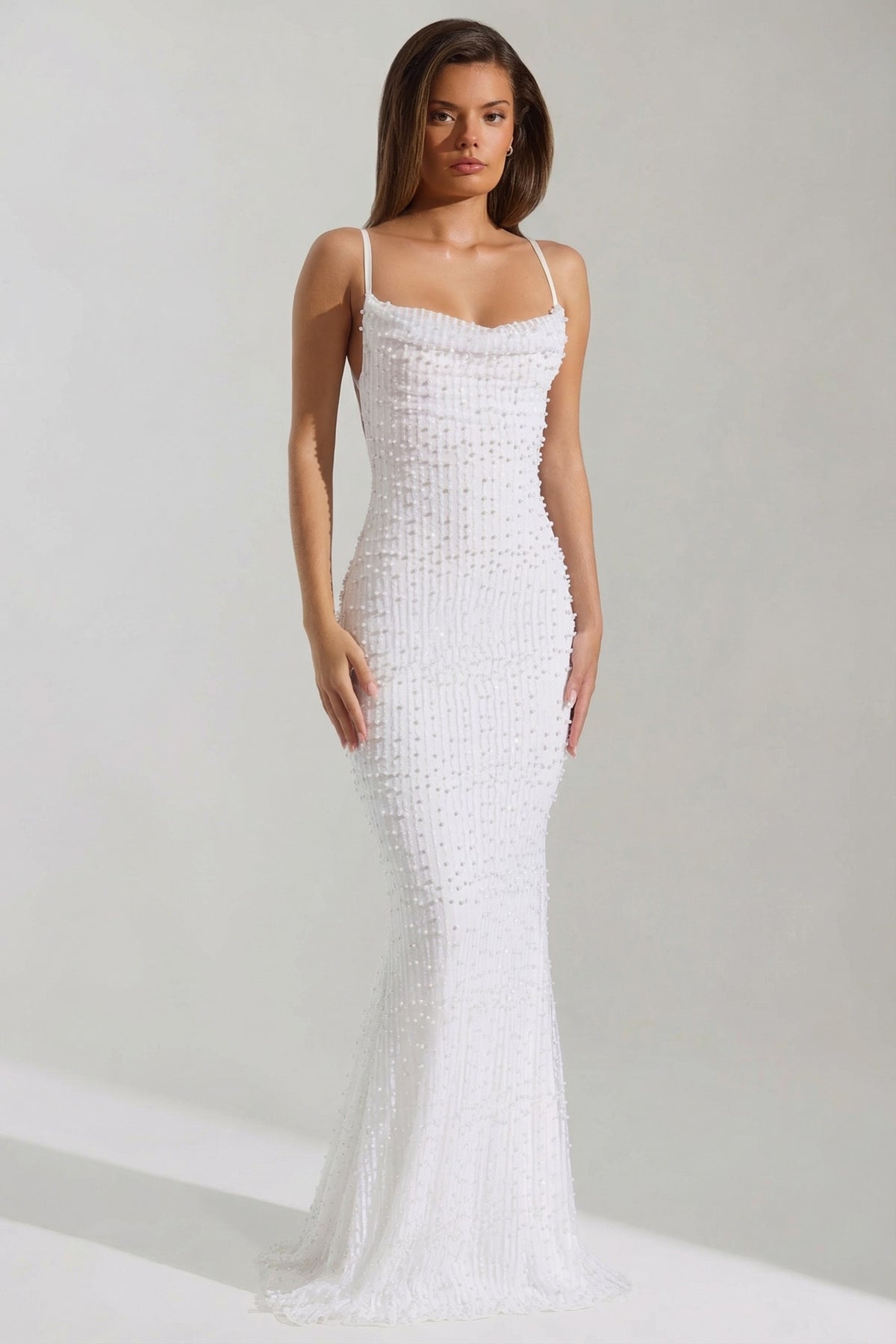 ⁣⁢Verziertes rückenfreies Maxikleid mit Wasserfallausschnitt in Weiß⁤⁣