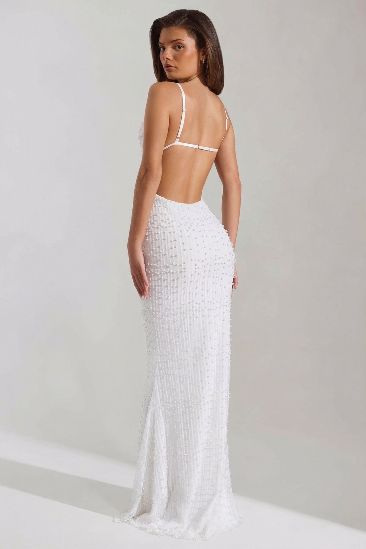 ⁣⁢Verziertes rückenfreies Maxikleid mit Wasserfallausschnitt in Weiß⁤⁣
