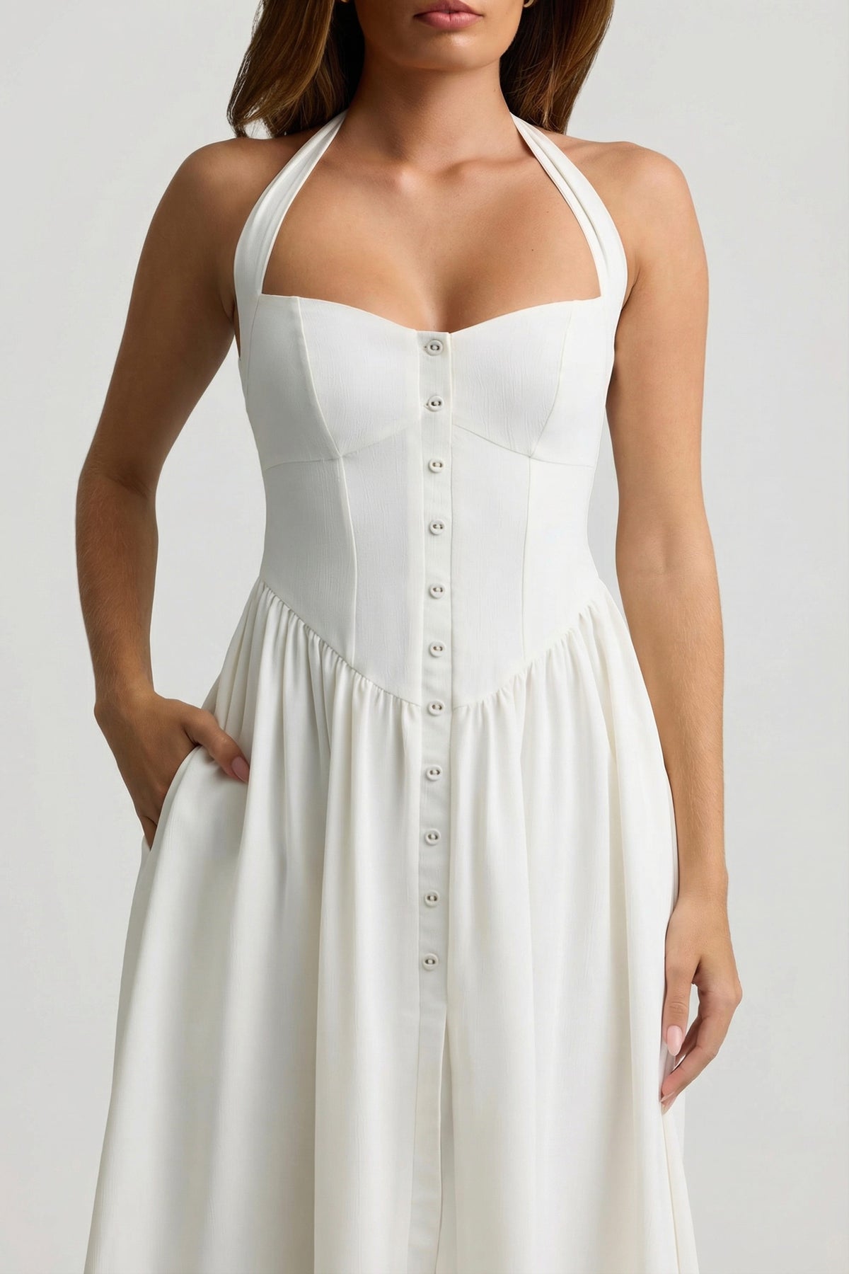 ⁣⁢Neckholder-Midaxikleid mit Knopfdetail in Weiß⁤⁣