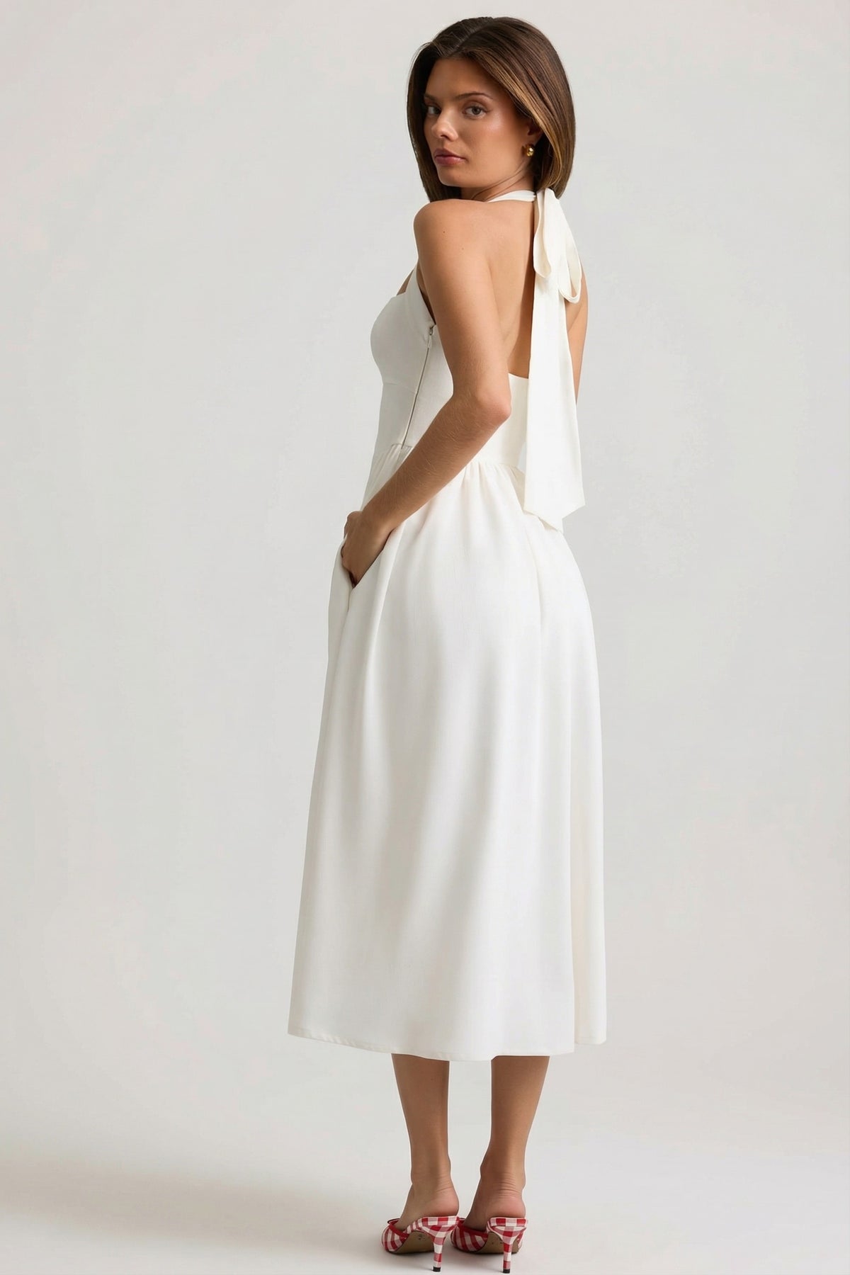⁣⁢Neckholder-Midaxikleid mit Knopfdetail in Weiß⁤⁣