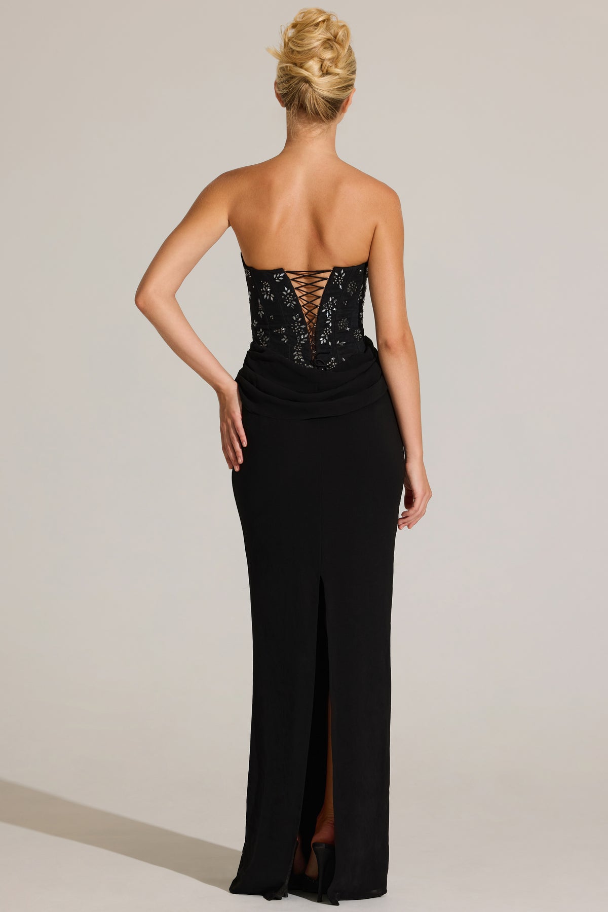 ⁣⁢Verziertes Korsett-Maxikleid in Schwarz⁤⁣
