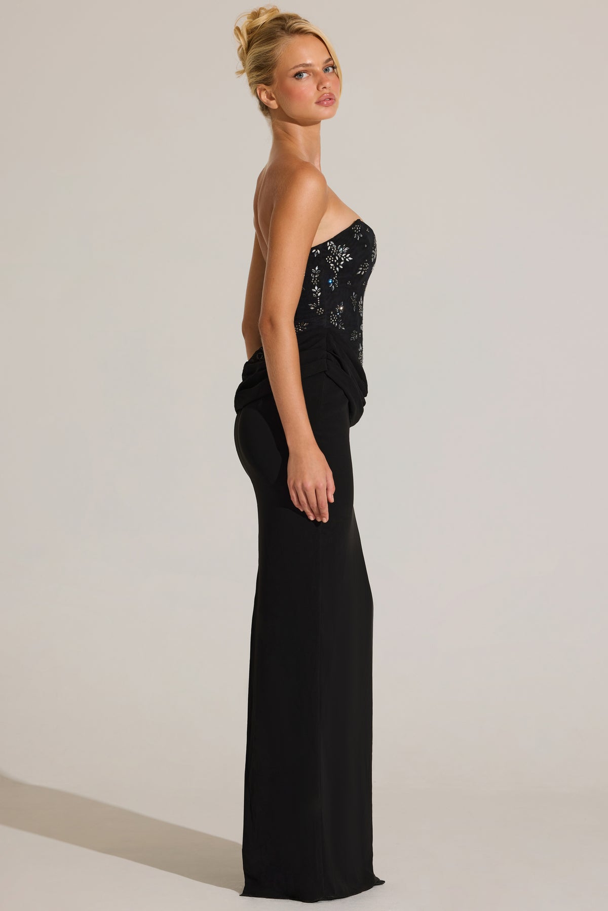 ⁣⁢Verziertes Korsett-Maxikleid in Schwarz⁤⁣