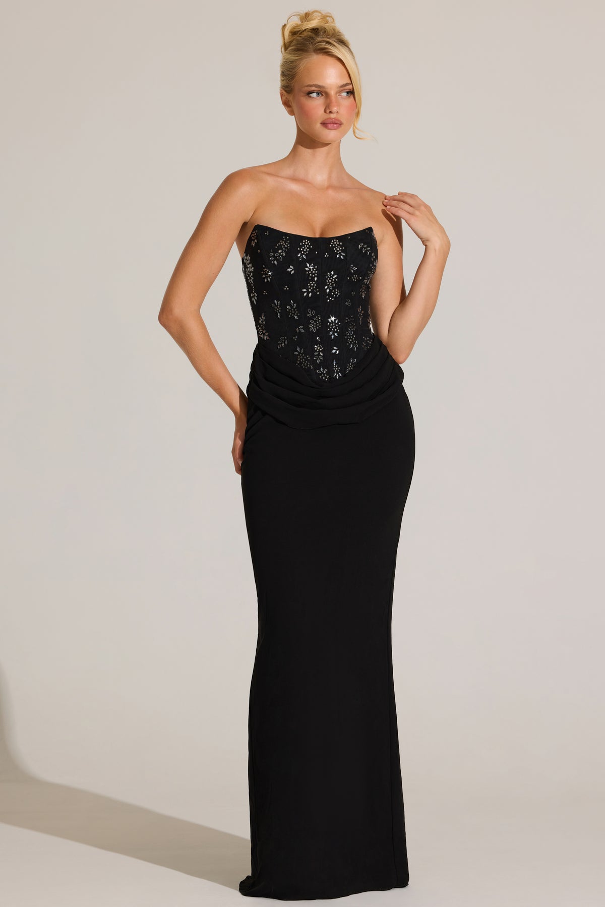 ⁣⁢Verziertes Korsett-Maxikleid in Schwarz⁤⁣