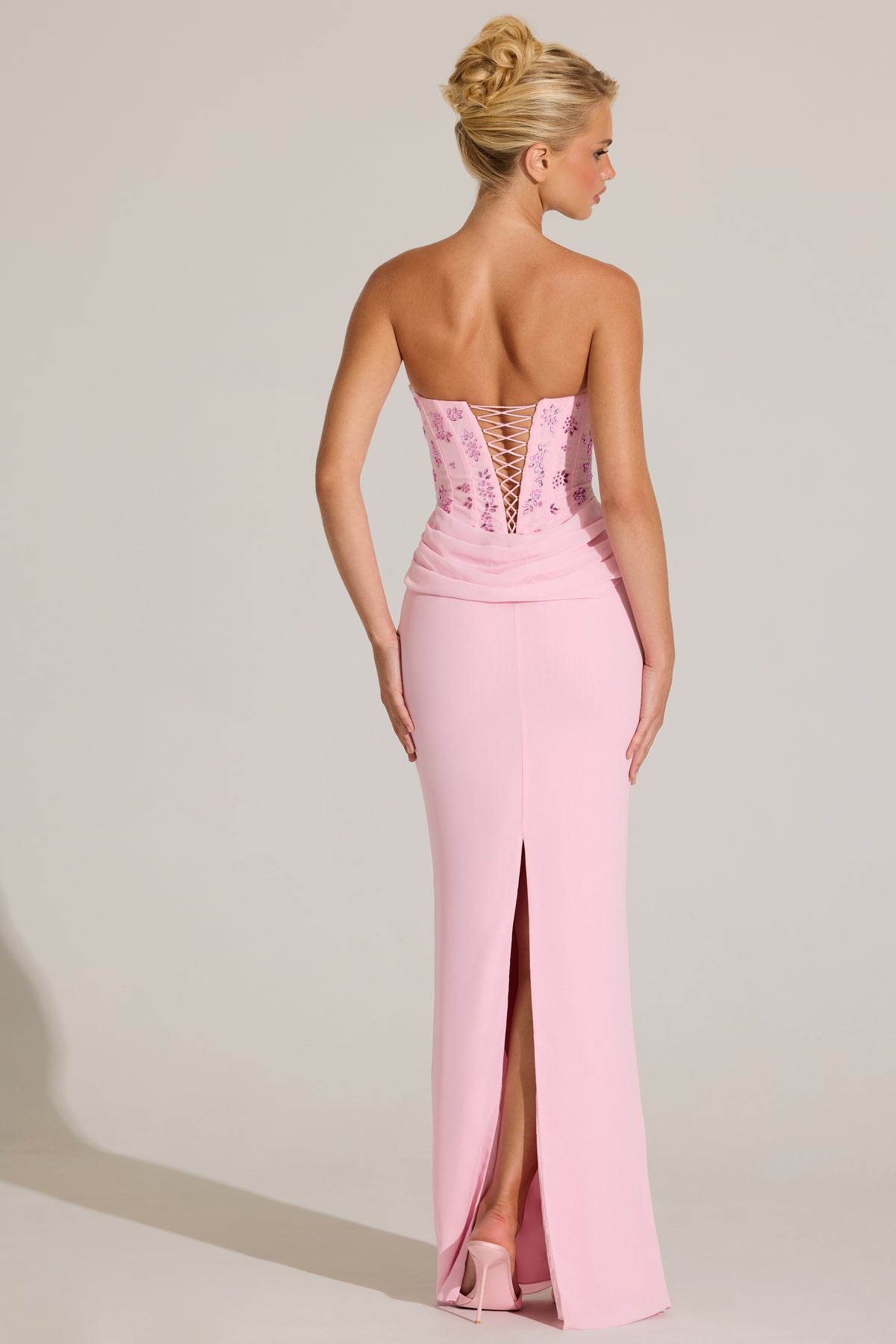 ⁣⁢Verziertes Korsett-Maxikleid in Blossom Pink⁤⁣