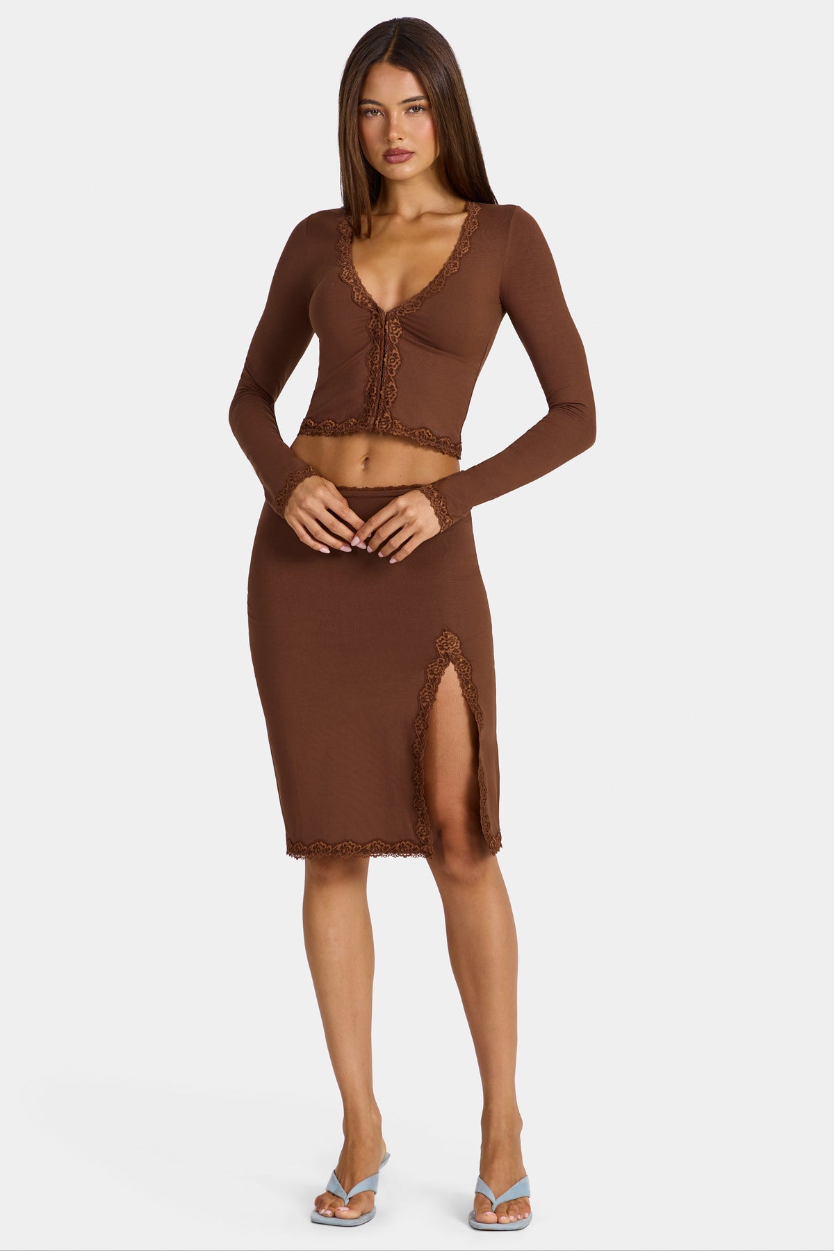 ⁣⁢Midirock aus Modal mit Spitzenbesatz und tiefem Bund in Cocoa Brown⁤⁣ - 1