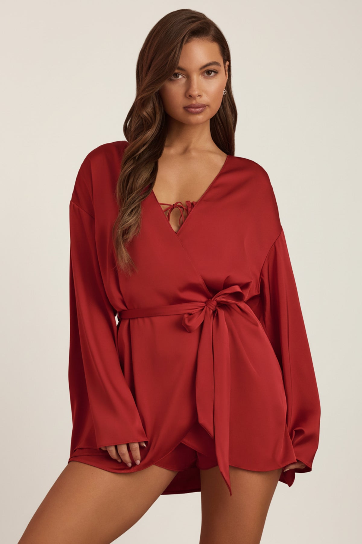⁣⁢Verzierte Wickel-Robe in lockerem Schnitt in Rubinrot⁤⁣