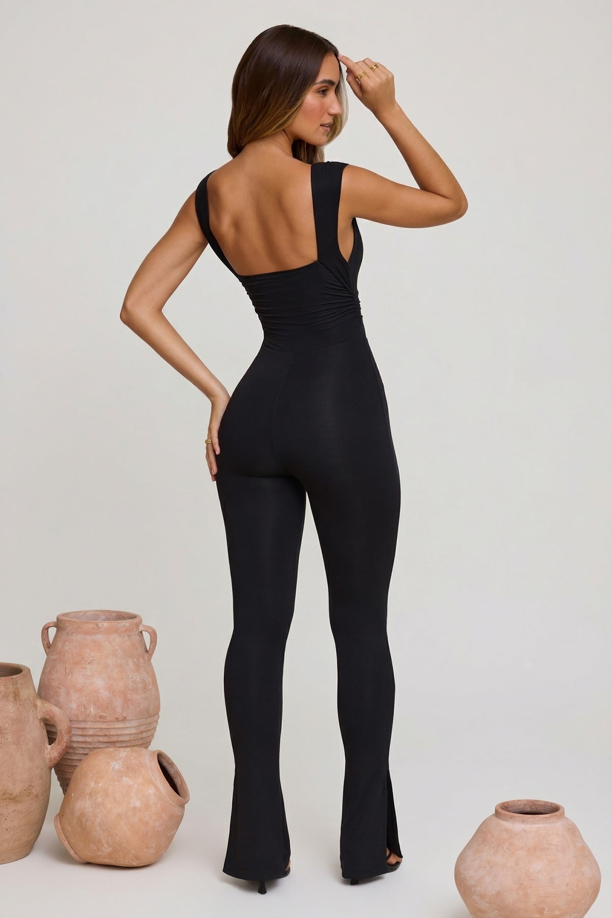 ⁣⁢Jumpsuit mit tiefem Ausschnitt und geraffter Taille in Schwarz⁤⁣ - 2