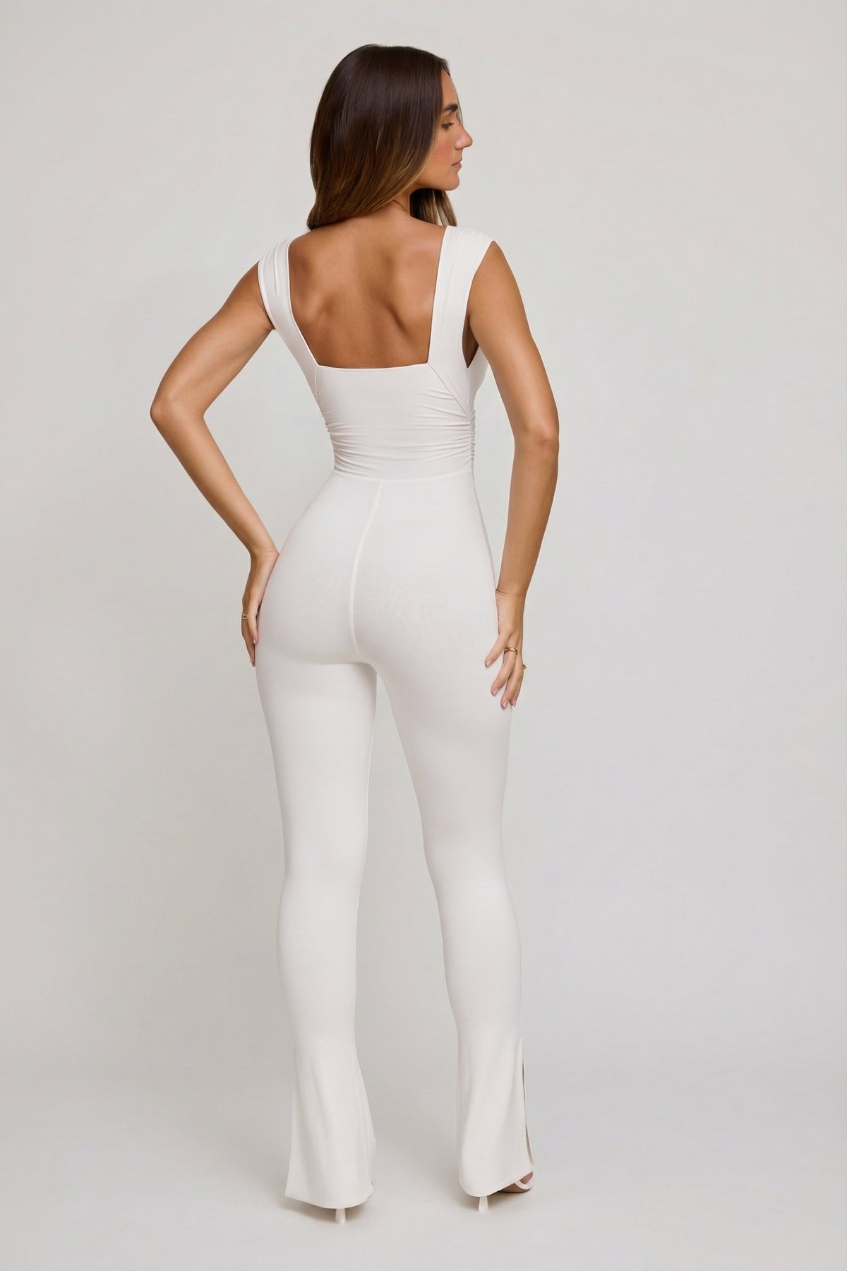 ⁣⁢Jumpsuit mit tiefem Ausschnitt und geraffter Taille in Weiß⁤⁣