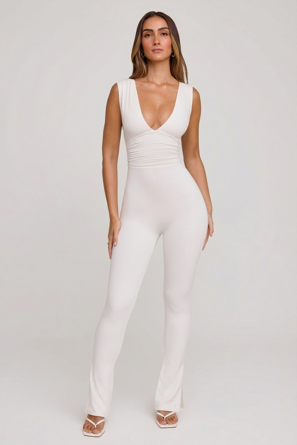 ⁣⁢Jumpsuit mit tiefem Ausschnitt und geraffter Taille in Weiß⁤⁣