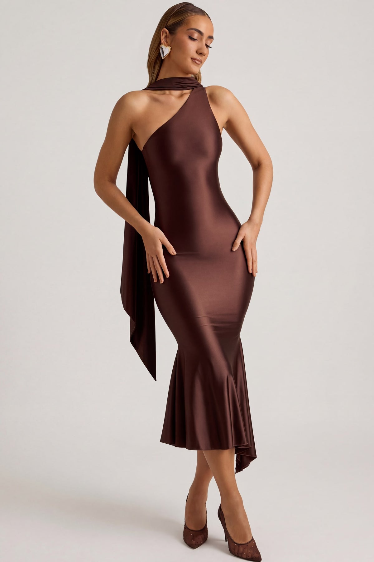 ⁣⁢Asymmetrisches Midaxi-Kleid mit Schal-Detail in Schokoladenbraun⁤⁣ - 1