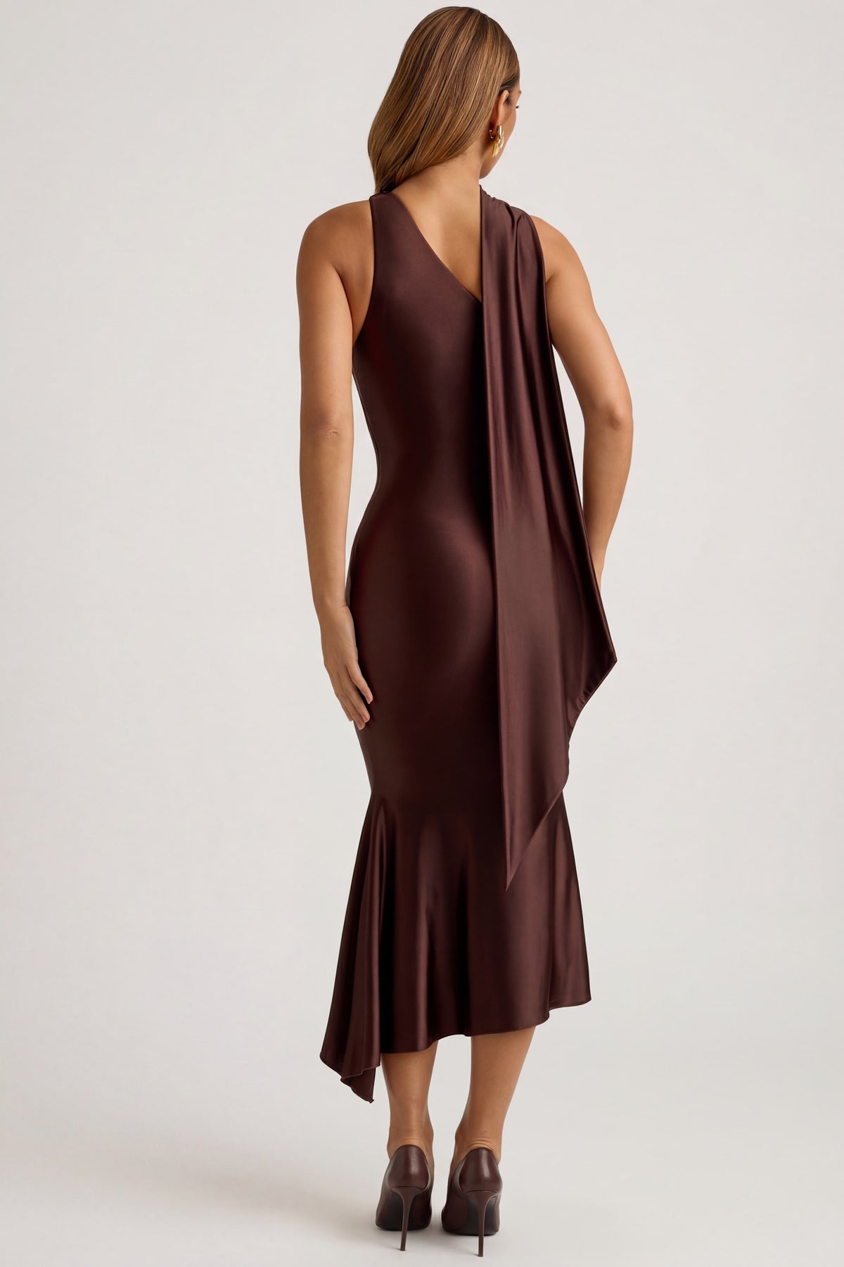 ⁣⁢Asymmetrisches Midaxi-Kleid mit Schal-Detail in Schokoladenbraun⁤⁣