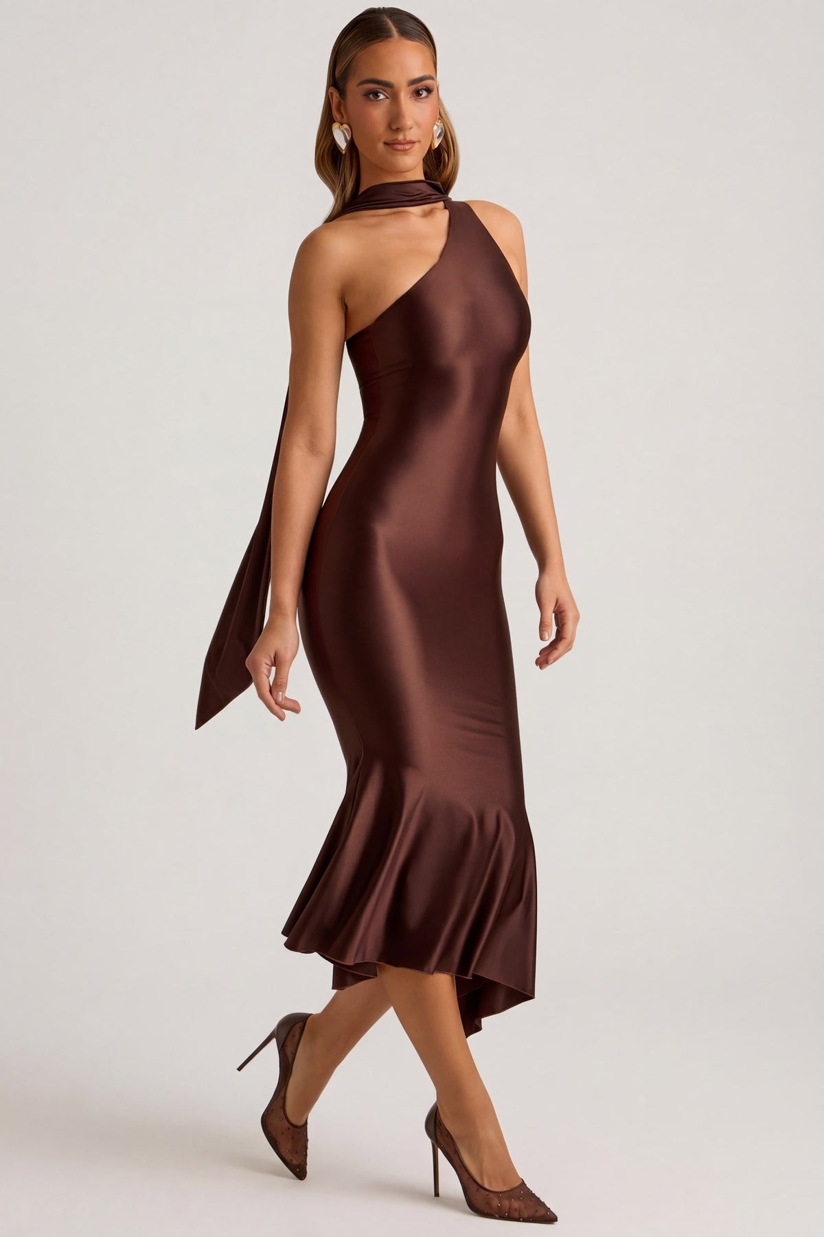 ⁣⁢Asymmetrisches Midaxi-Kleid mit Schal-Detail in Schokoladenbraun⁤⁣