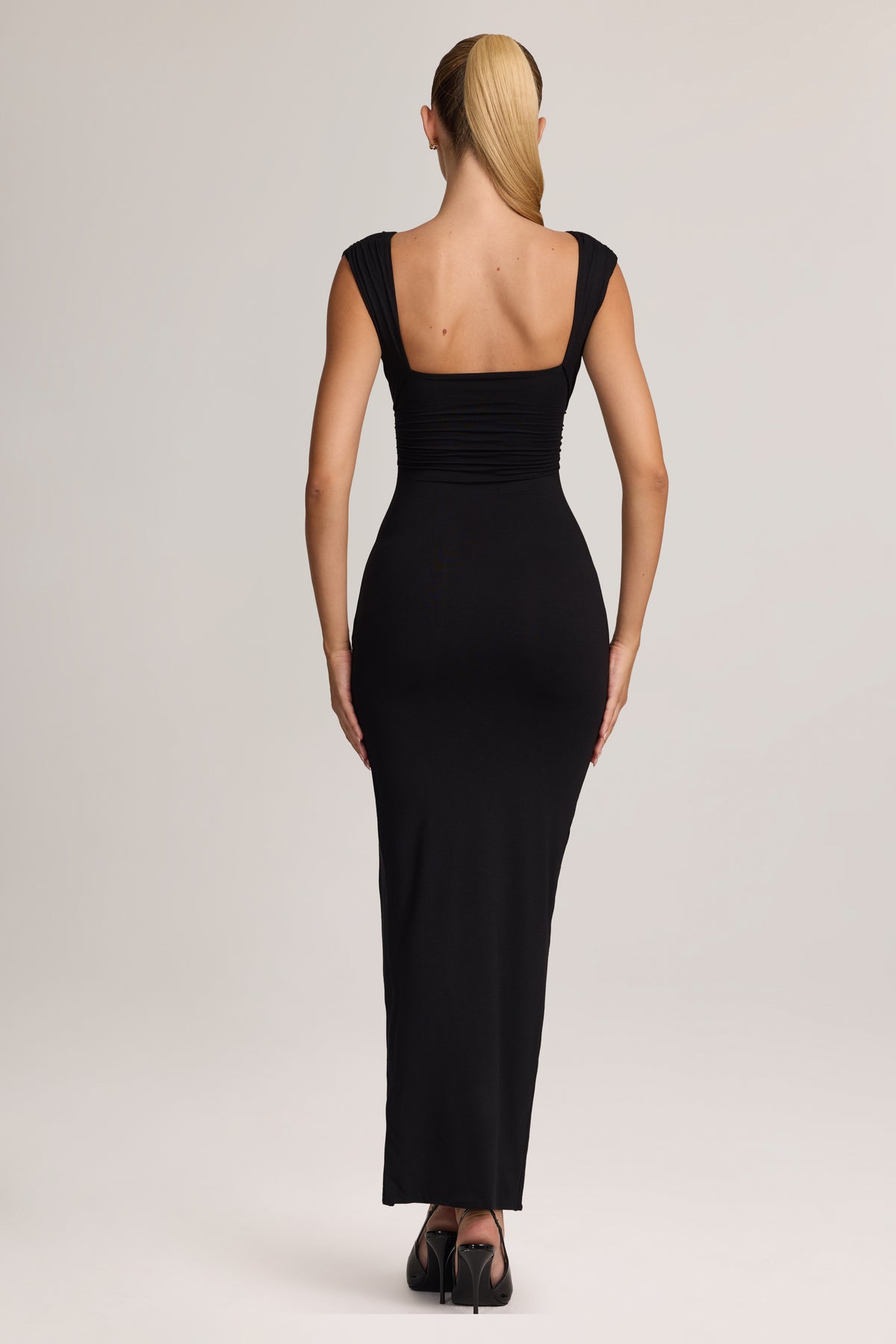 ⁣⁢Maxikleid mit tiefem Ausschnitt und hohem Schlitz in Schwarz⁤⁣