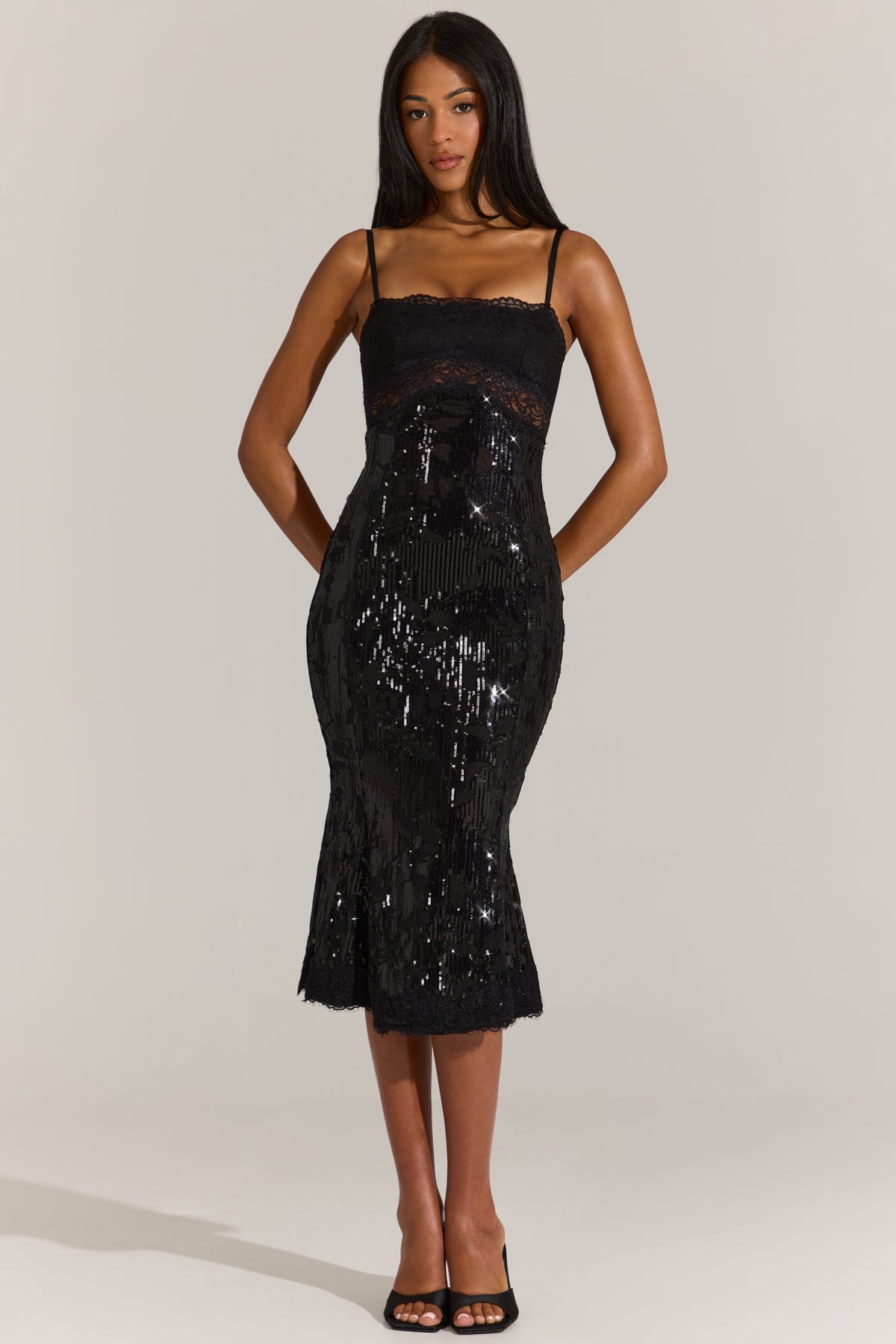 ⁣⁢Verziertes Spitzen-Midikleid in Schwarz⁤⁣