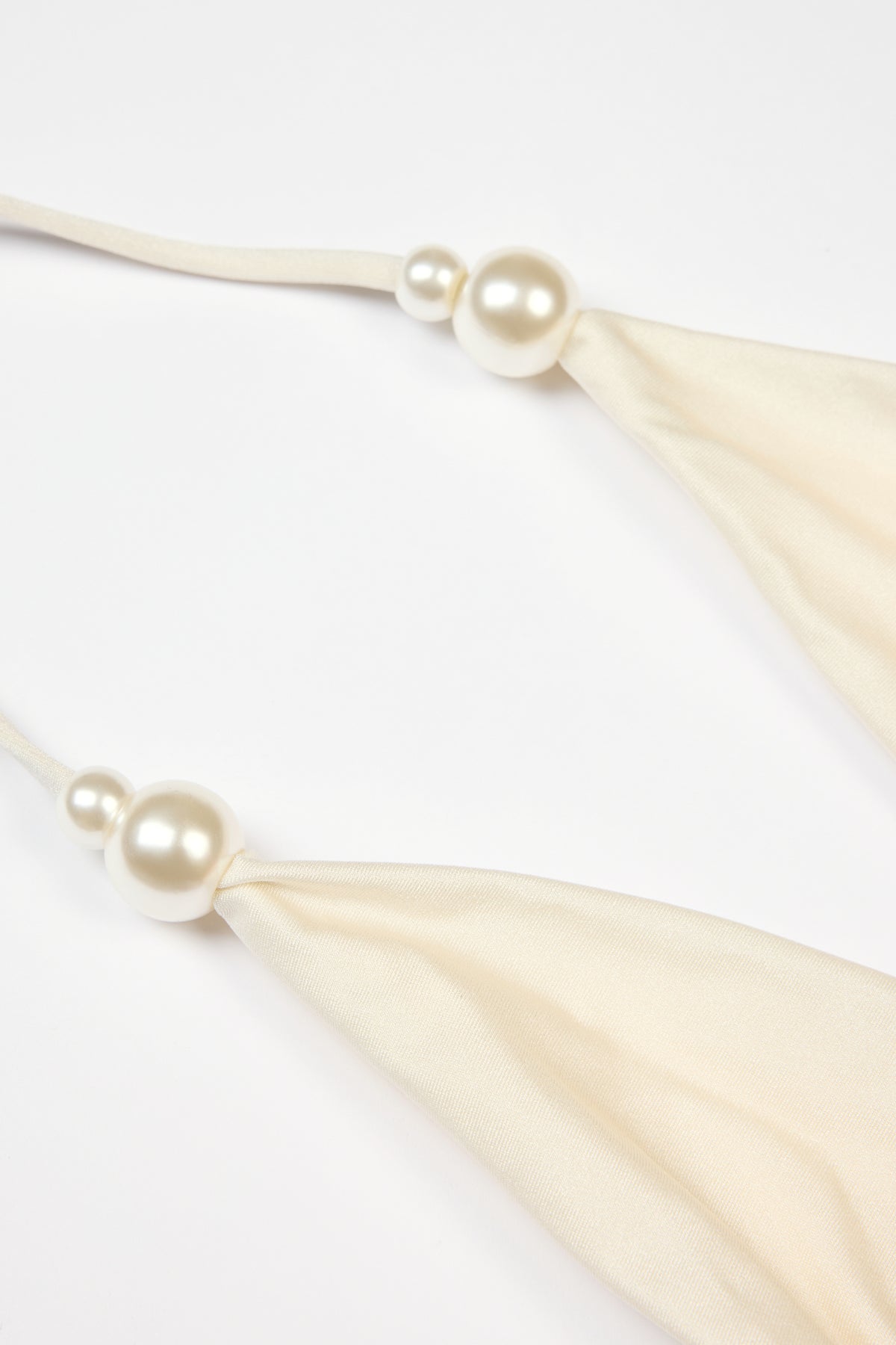 ⁣⁢Neckholder-Tanga-Badeanzug in Perlweiß⁤⁣