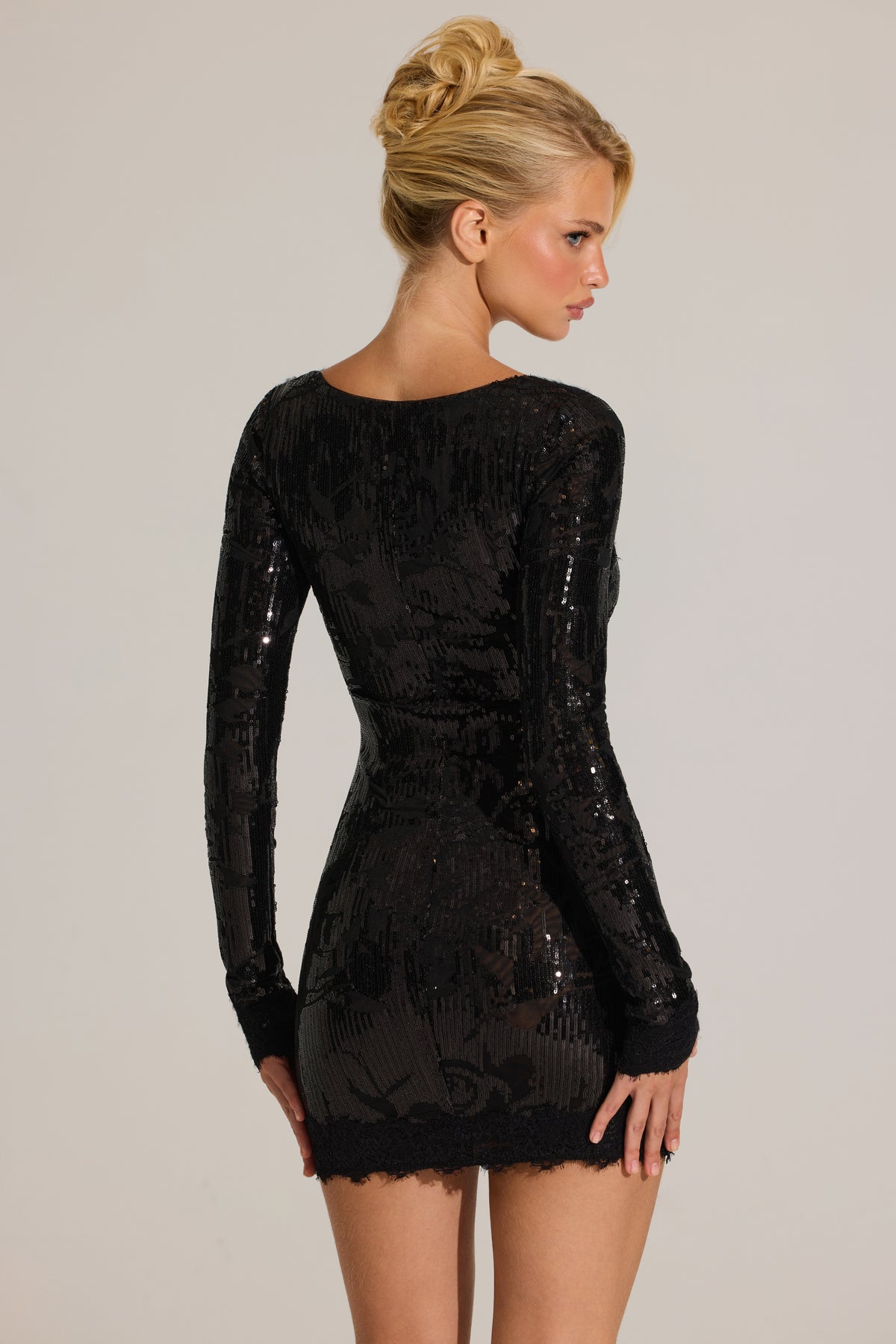⁣⁢Verziertes Minikleid mit Spitzenbesatz und langen Ärmeln in Schwarz⁤⁣