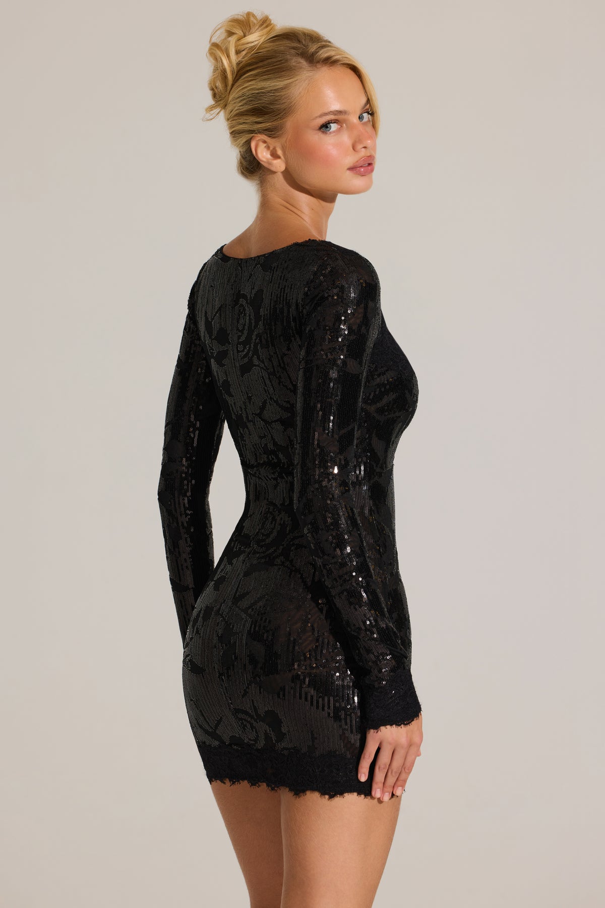 ⁣⁢Verziertes Minikleid mit Spitzenbesatz und langen Ärmeln in Schwarz⁤⁣ - 2