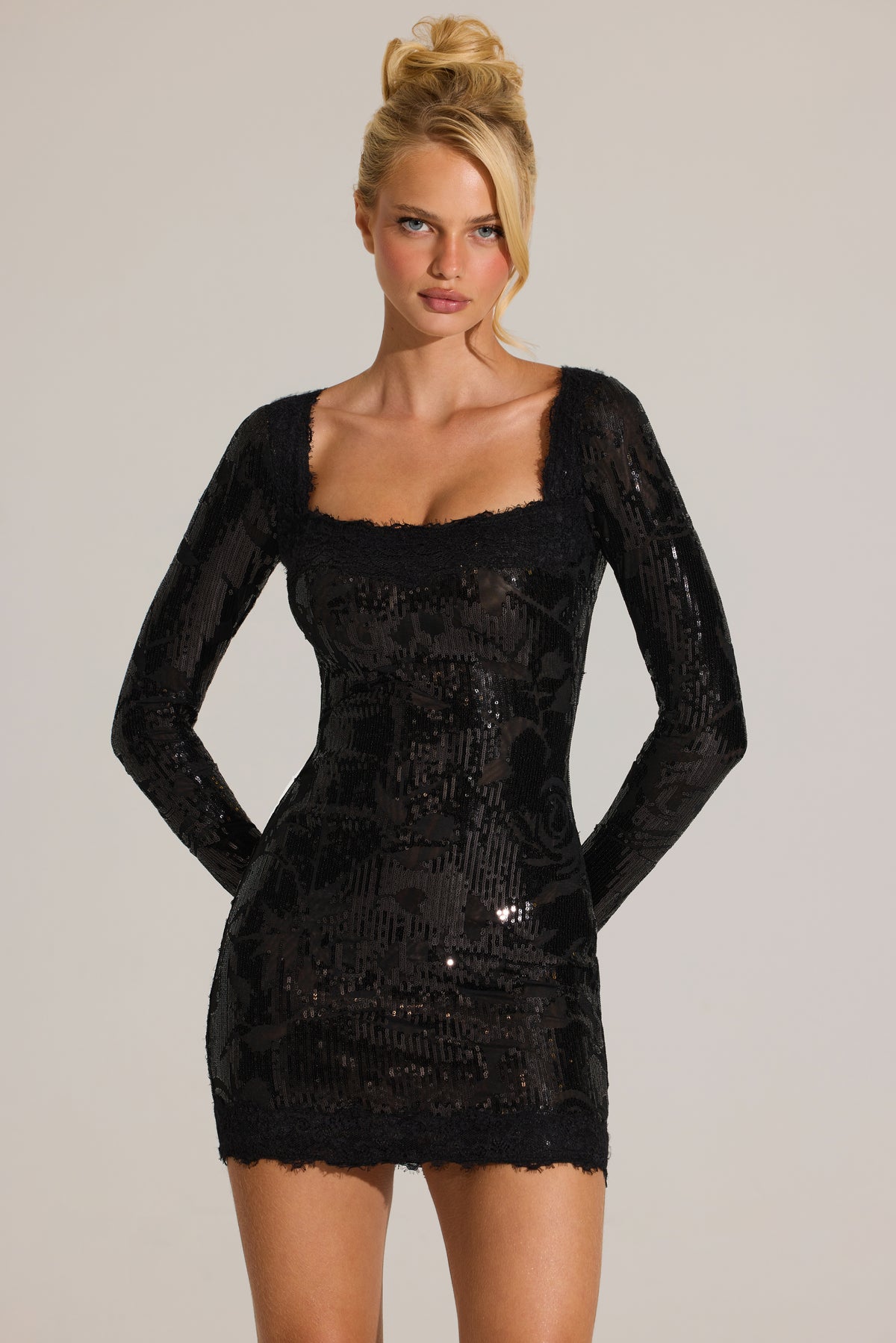 ⁣⁢Verziertes Minikleid mit Spitzenbesatz und langen Ärmeln in Schwarz⁤⁣ - 1