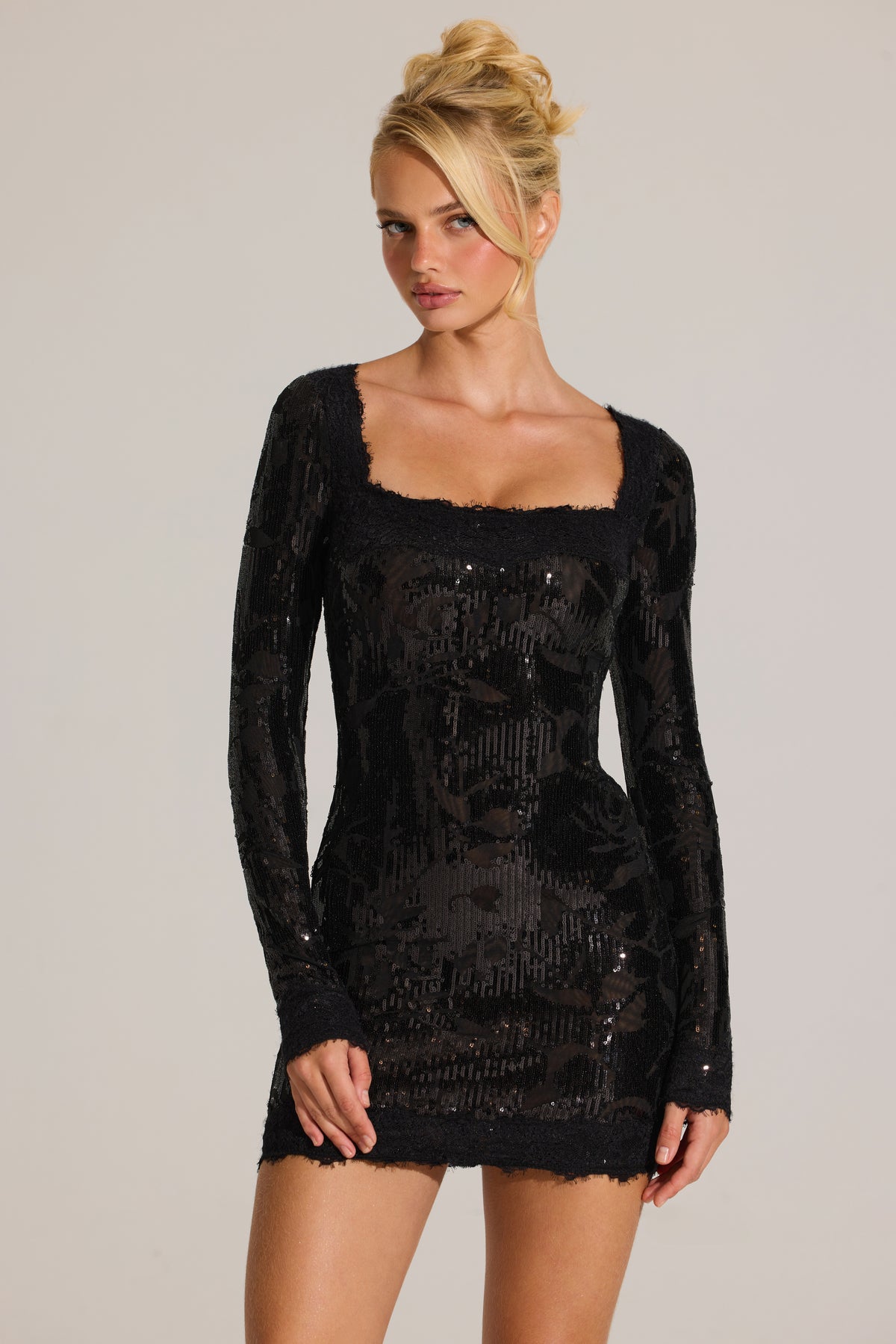 ⁣⁢Verziertes Minikleid mit Spitzenbesatz und langen Ärmeln in Schwarz⁤⁣