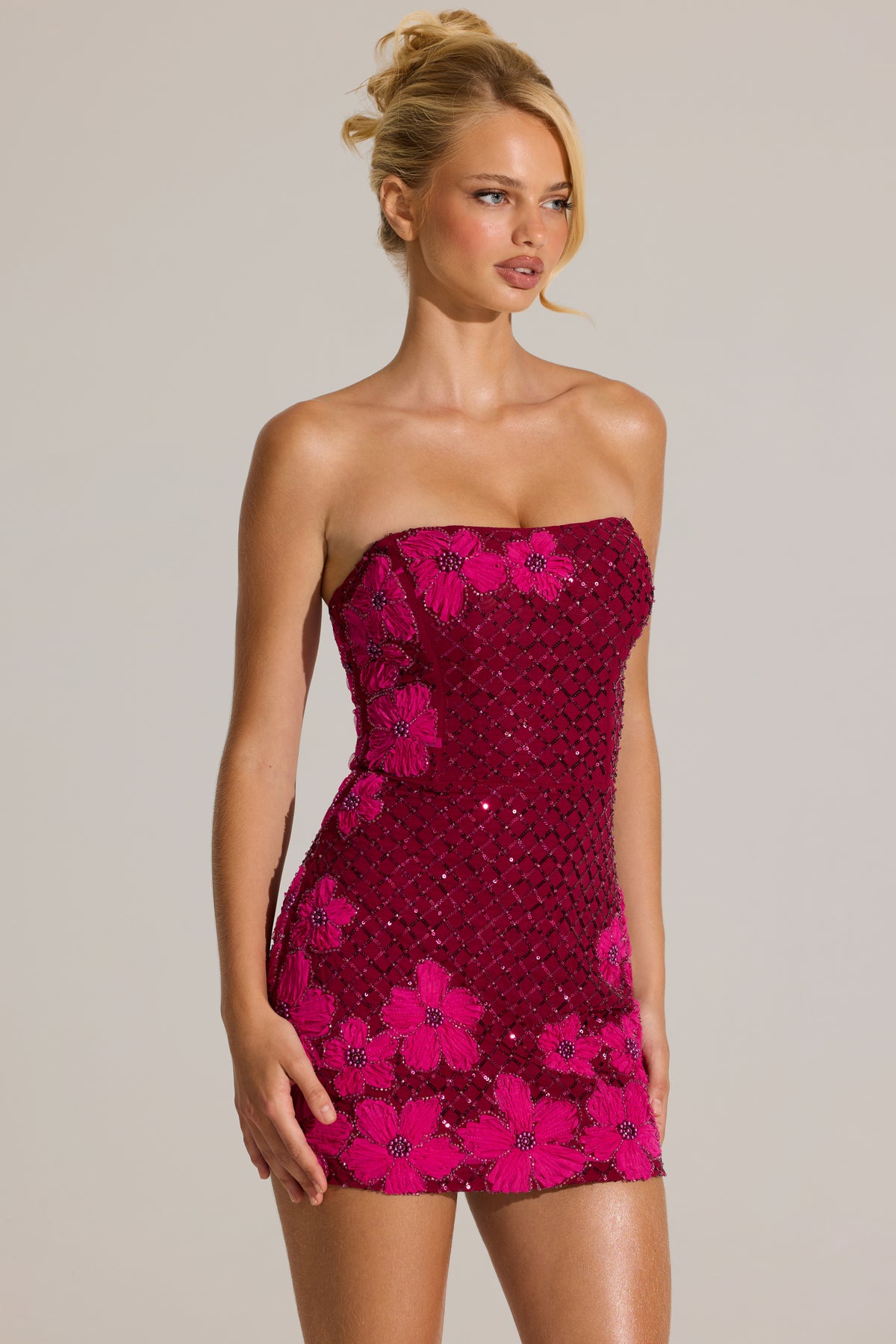 ⁣⁢Verziertes Bodycon-Minikleid in Cranberry⁤⁣