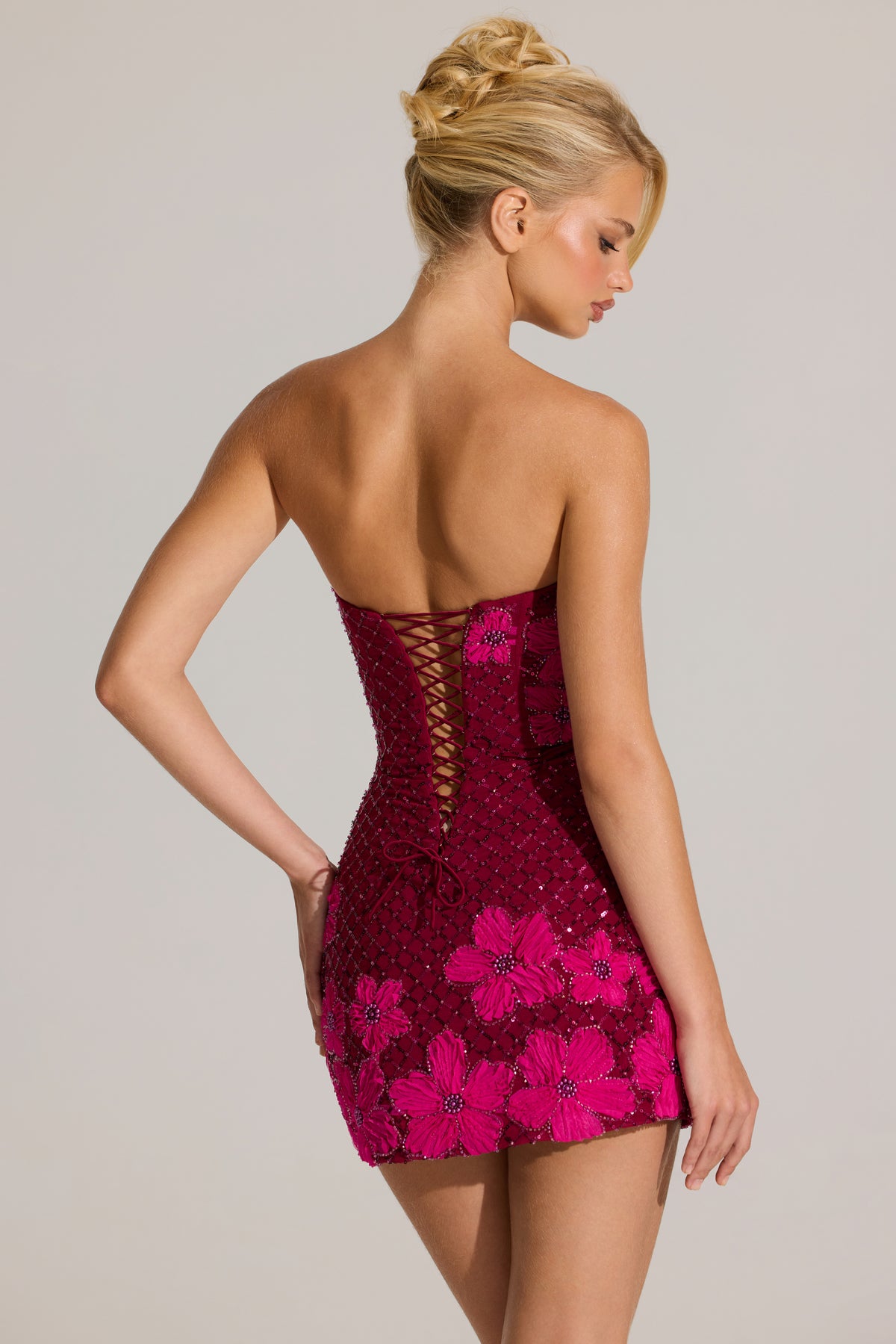 ⁣⁢Verziertes Bodycon-Minikleid in Cranberry⁤⁣