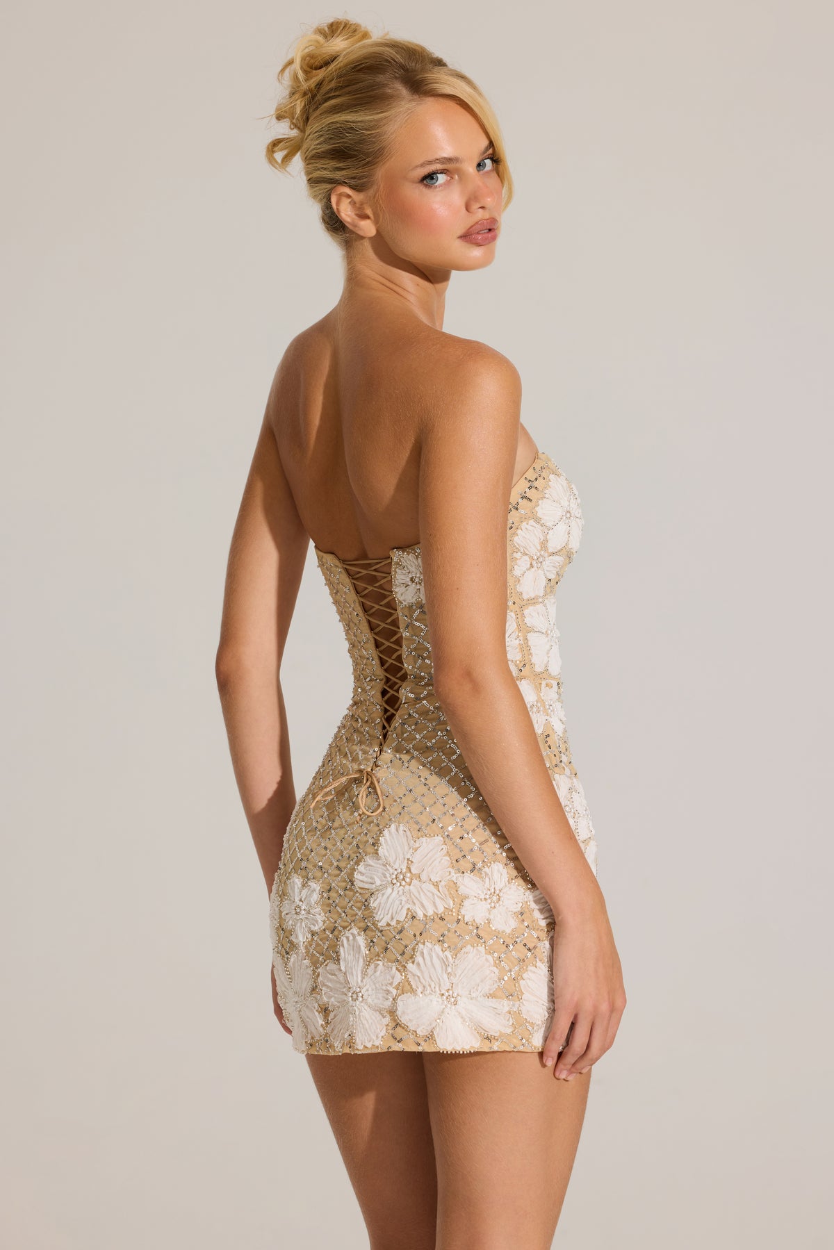 ⁣⁢Verziertes Bodycon-Minikleid in Gold⁤⁣ - 2