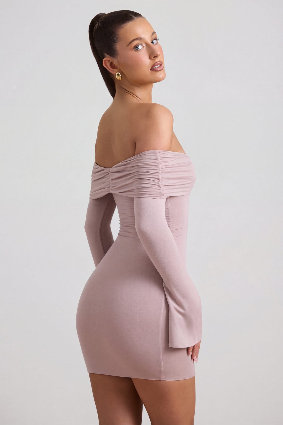 ⁣⁢Gerafftes Off-Shoulder-Minikleid aus Modal-Kaschmir-Mischung in Taupe⁤⁣