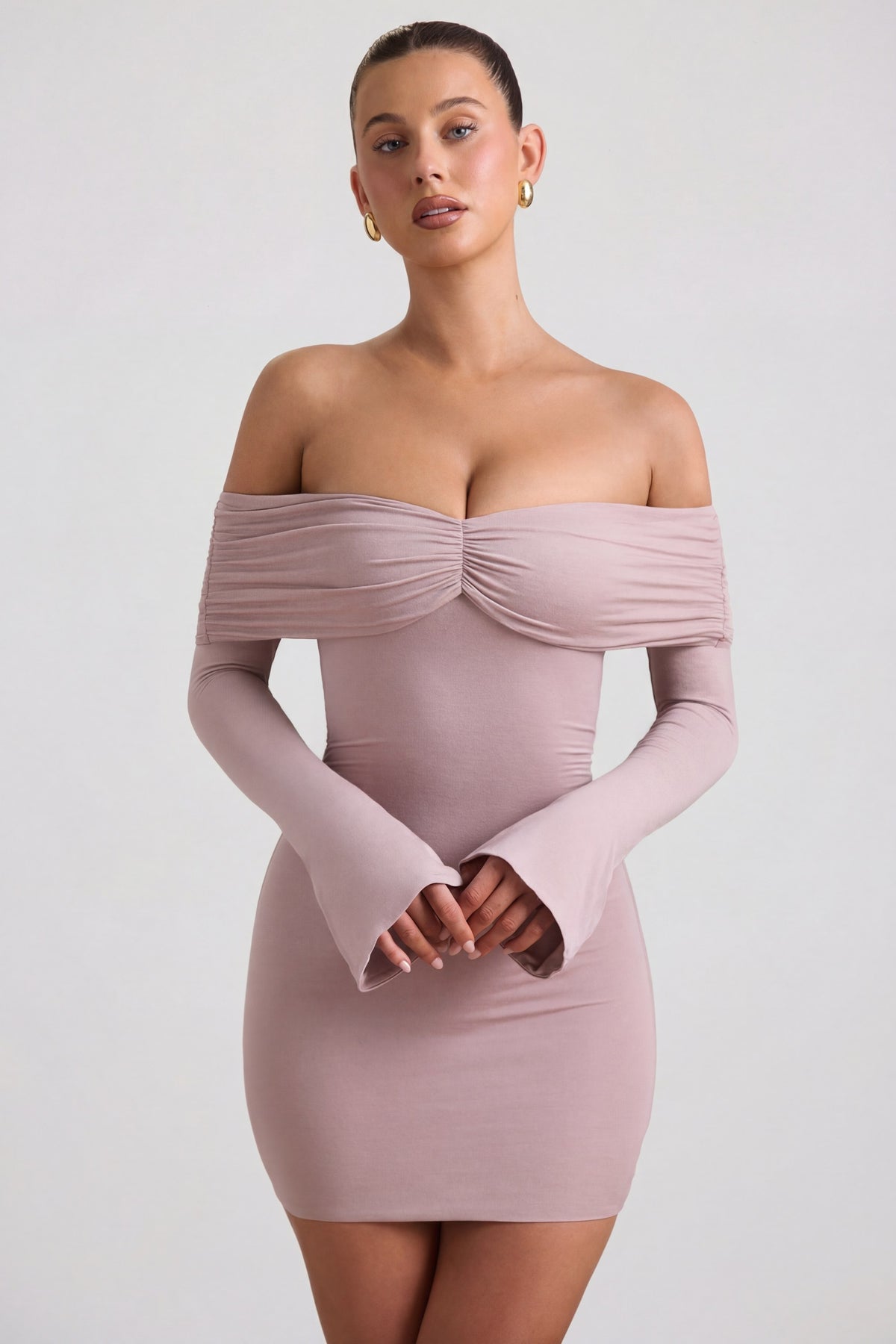 ⁣⁢Gerafftes Off-Shoulder-Minikleid aus Modal-Kaschmir-Mischung in Taupe⁤⁣
