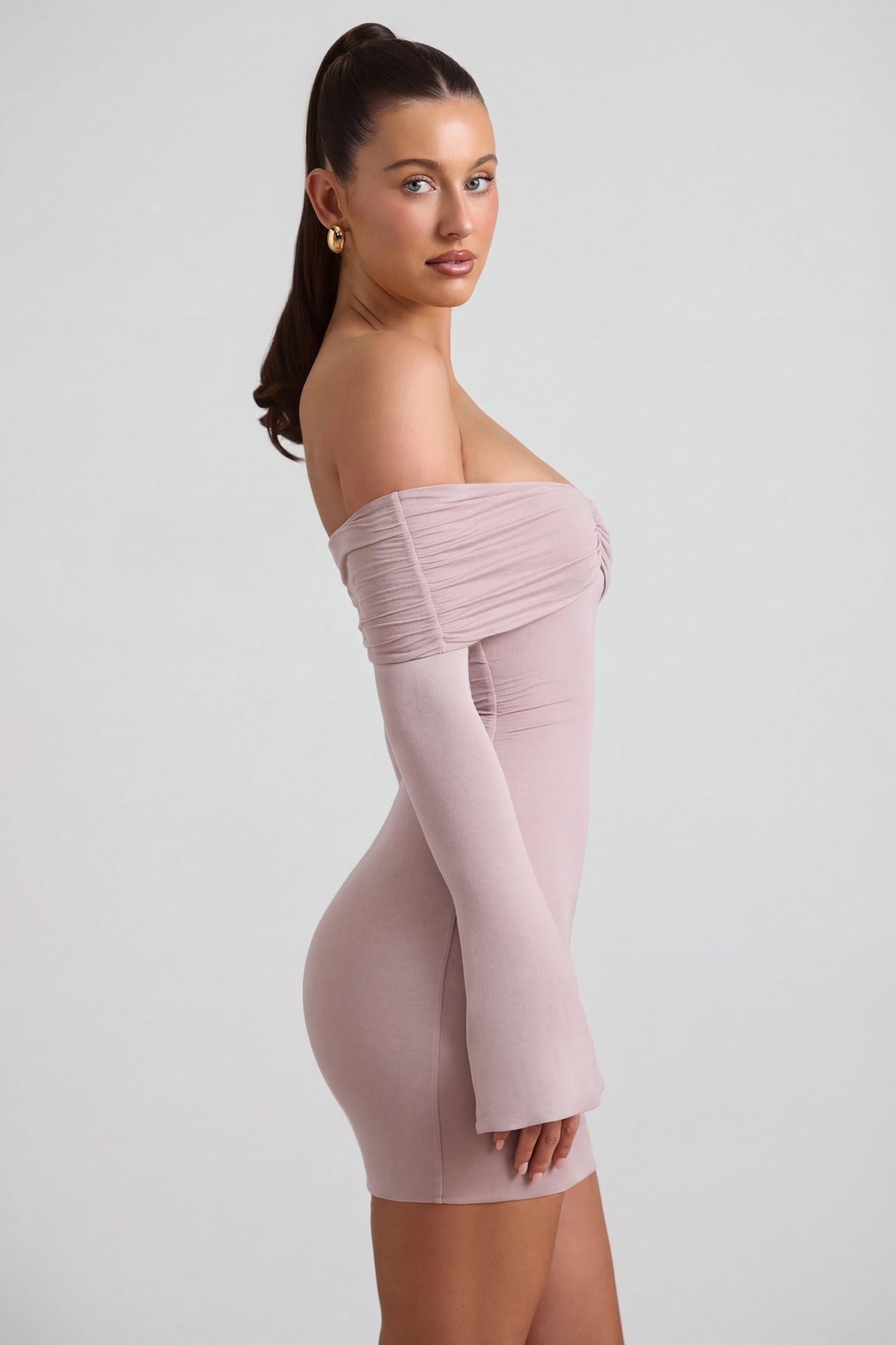 ⁣⁢Gerafftes Off-Shoulder-Minikleid aus Modal-Kaschmir-Mischung in Taupe⁤⁣