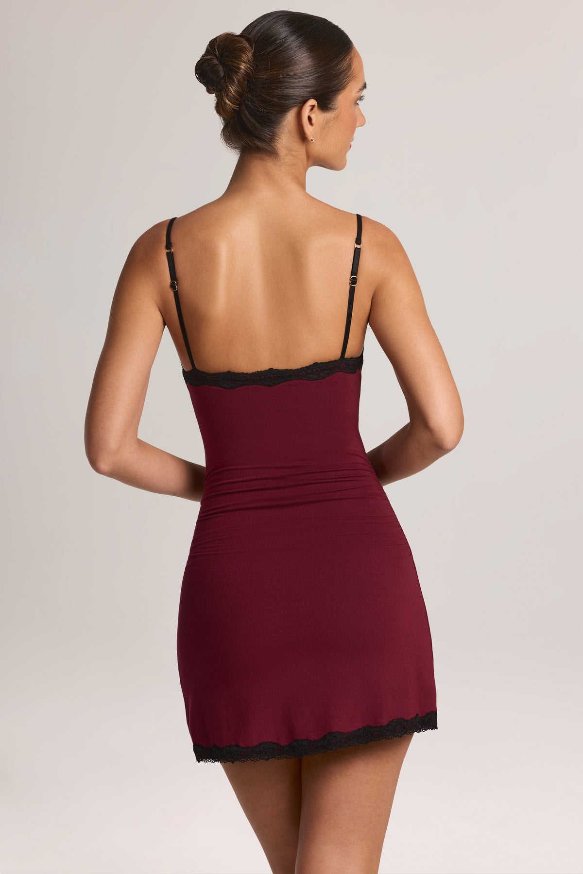 ⁣⁢Minikleid mit Spitzenbesatz und Peekaboo-Detail aus Modal in Weinrot⁤⁣ - 2